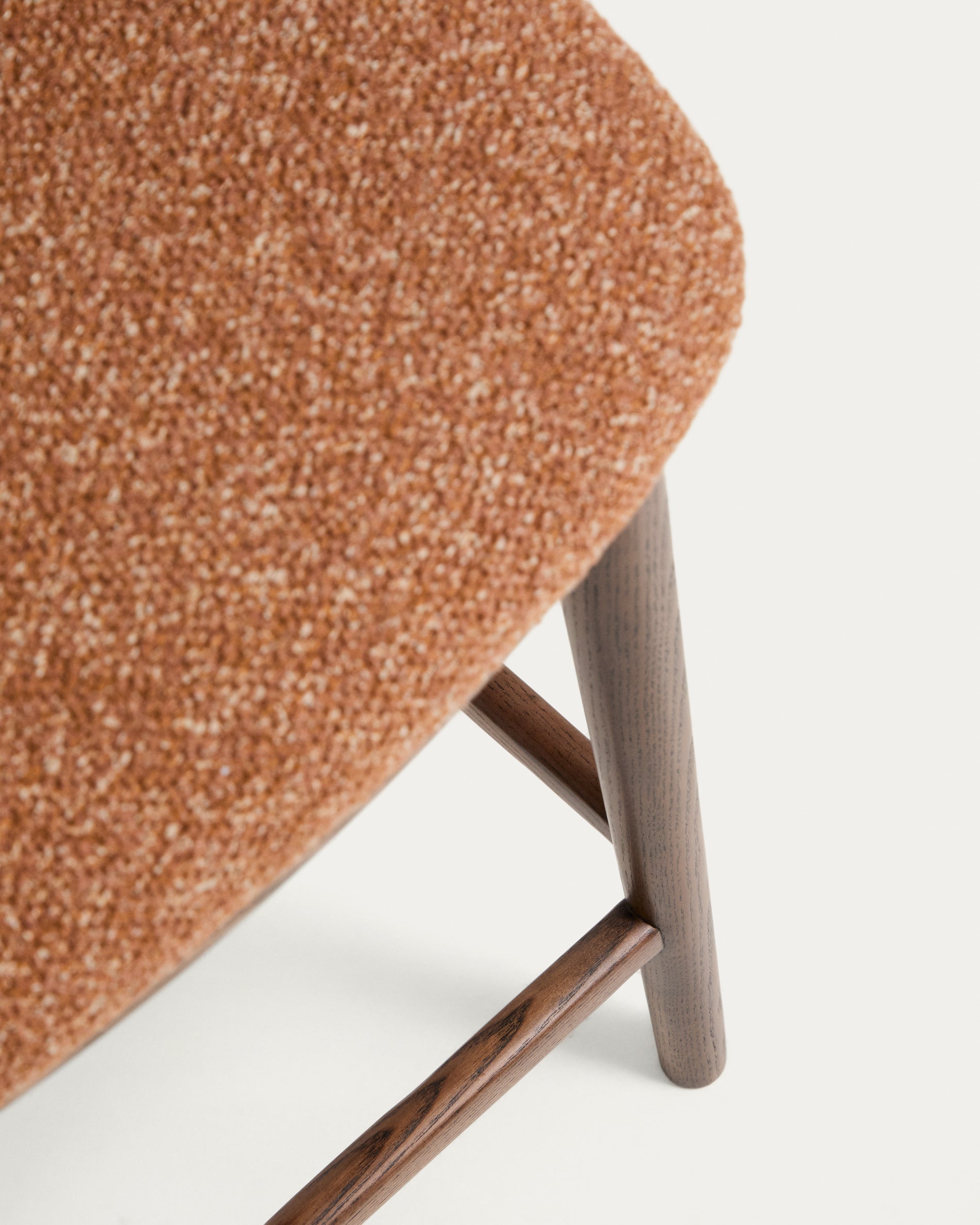 Hocker Ciselia in dicker, terrakottafarbener Chenille mit Beinen aus massivem Eschenholz mit walnussholzfarbenem Finish, FSC Mix Credit, 65 cm in Terrakotta präsentiert im Onlineshop von KAQTU Design AG. Barstuhl ist von Kave Home