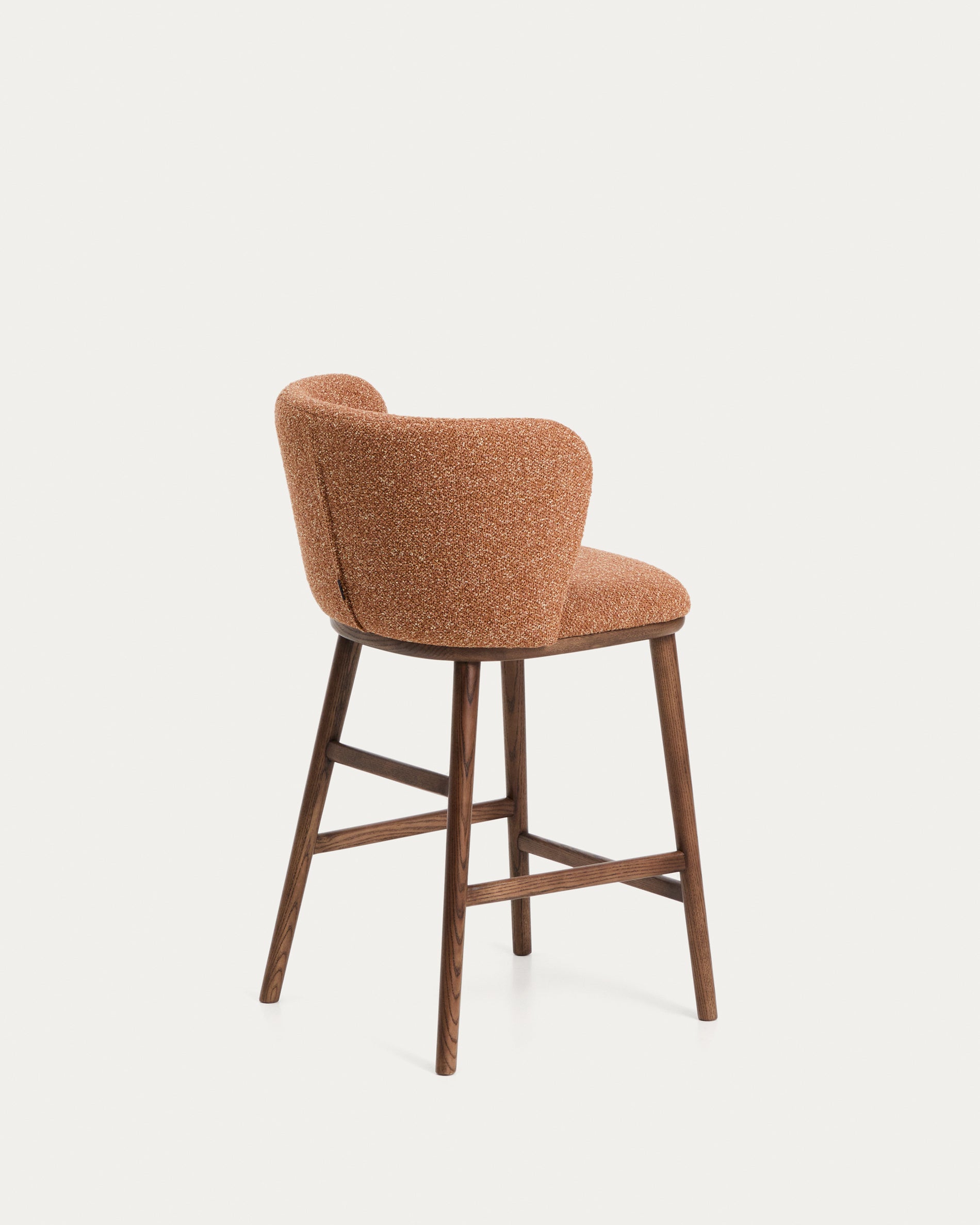 Hocker Ciselia in dicker, terrakottafarbener Chenille mit Beinen aus massivem Eschenholz mit walnussholzfarbenem Finish, FSC Mix Credit, 65 cm in Terrakotta präsentiert im Onlineshop von KAQTU Design AG. Barstuhl ist von Kave Home