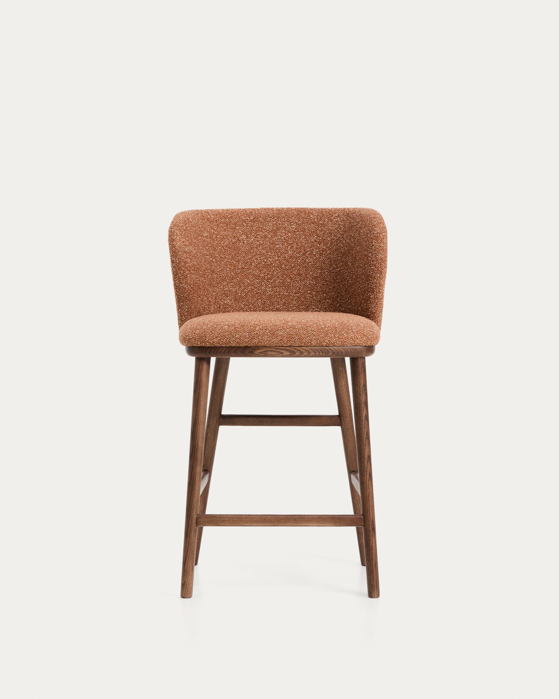 Hocker Ciselia in dicker, terrakottafarbener Chenille mit Beinen aus massivem Eschenholz mit walnussholzfarbenem Finish, FSC Mix Credit, 65 cm in Terrakotta präsentiert im Onlineshop von KAQTU Design AG. Barstuhl ist von Kave Home