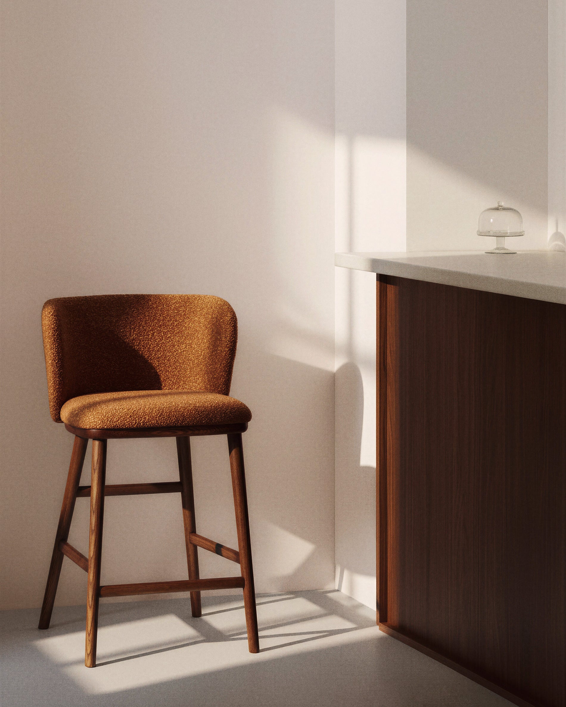 Hocker Ciselia in dicker, terrakottafarbener Chenille mit Beinen aus massivem Eschenholz mit walnussholzfarbenem Finish, FSC Mix Credit, 65 cm in Terrakotta präsentiert im Onlineshop von KAQTU Design AG. Barstuhl ist von Kave Home