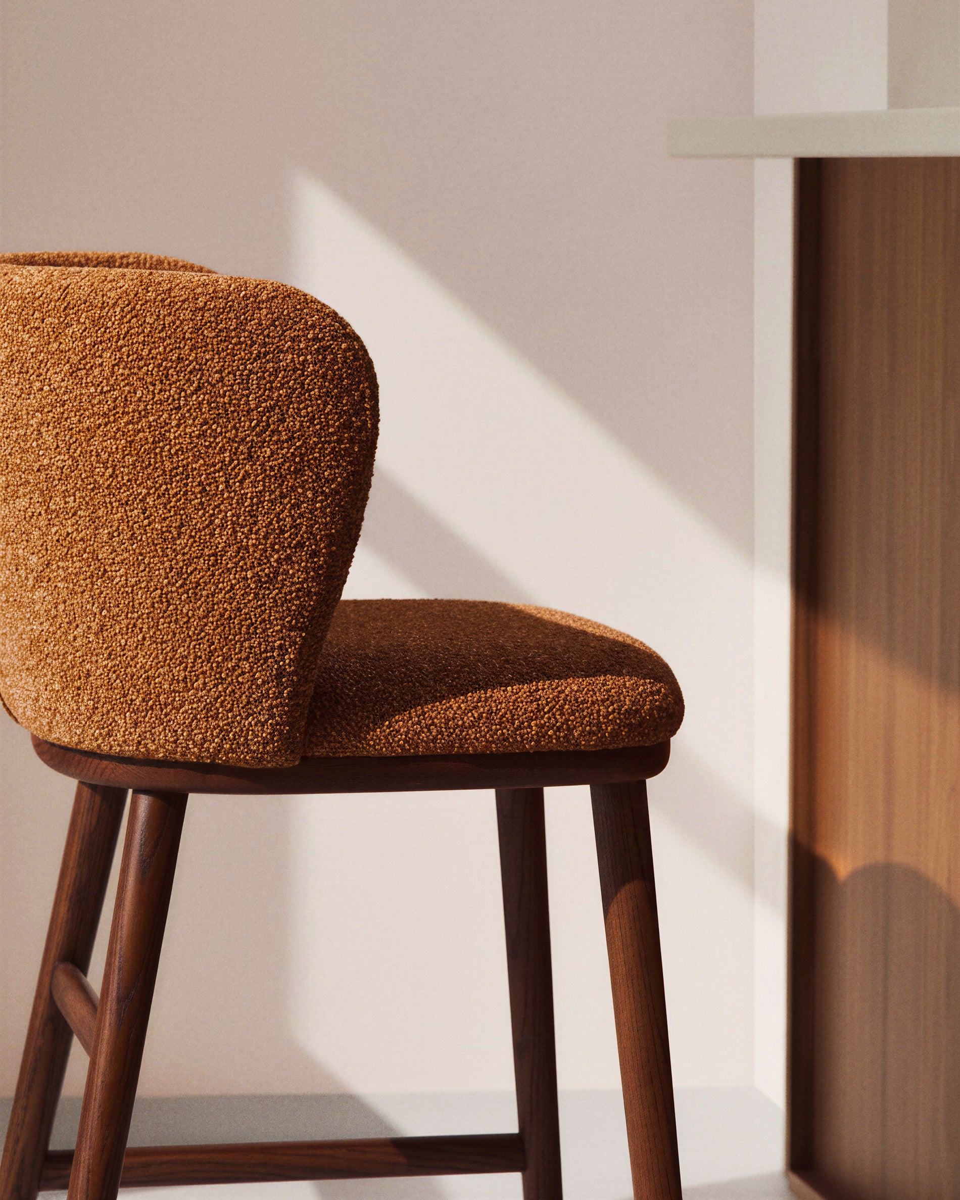 Hocker Ciselia in dicker, terrakottafarbener Chenille mit Beinen aus massivem Eschenholz mit walnussholzfarbenem Finish, FSC Mix Credit, 65 cm in Terrakotta präsentiert im Onlineshop von KAQTU Design AG. Barstuhl ist von Kave Home