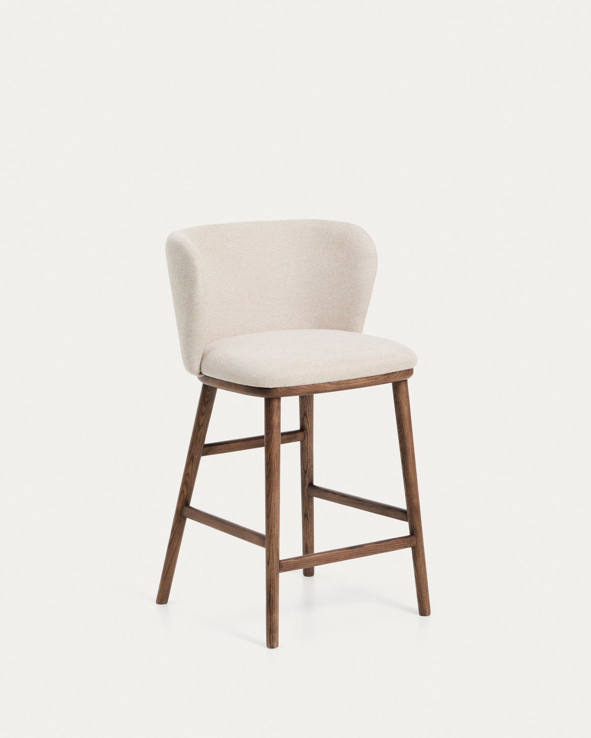 Hocker Ciselia in beiger Chenille mit Beinen aus massivem Eschenholz mit walnussholzfarbenem Finish, FSC Mix Credit, 65 cm in Beige präsentiert im Onlineshop von KAQTU Design AG. Barstuhl ist von Kave Home