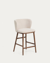 Hocker Ciselia in beiger Chenille mit Beinen aus massivem Eschenholz mit walnussholzfarbenem Finish, FSC Mix Credit, 65 cm