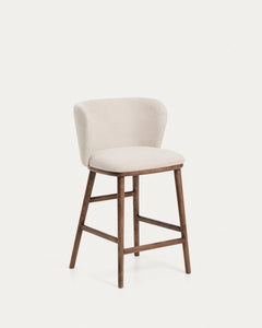 Hocker Ciselia in beiger Chenille mit Beinen aus massivem Eschenholz mit walnussholzfarbenem Finish, FSC Mix Credit, 65 cm