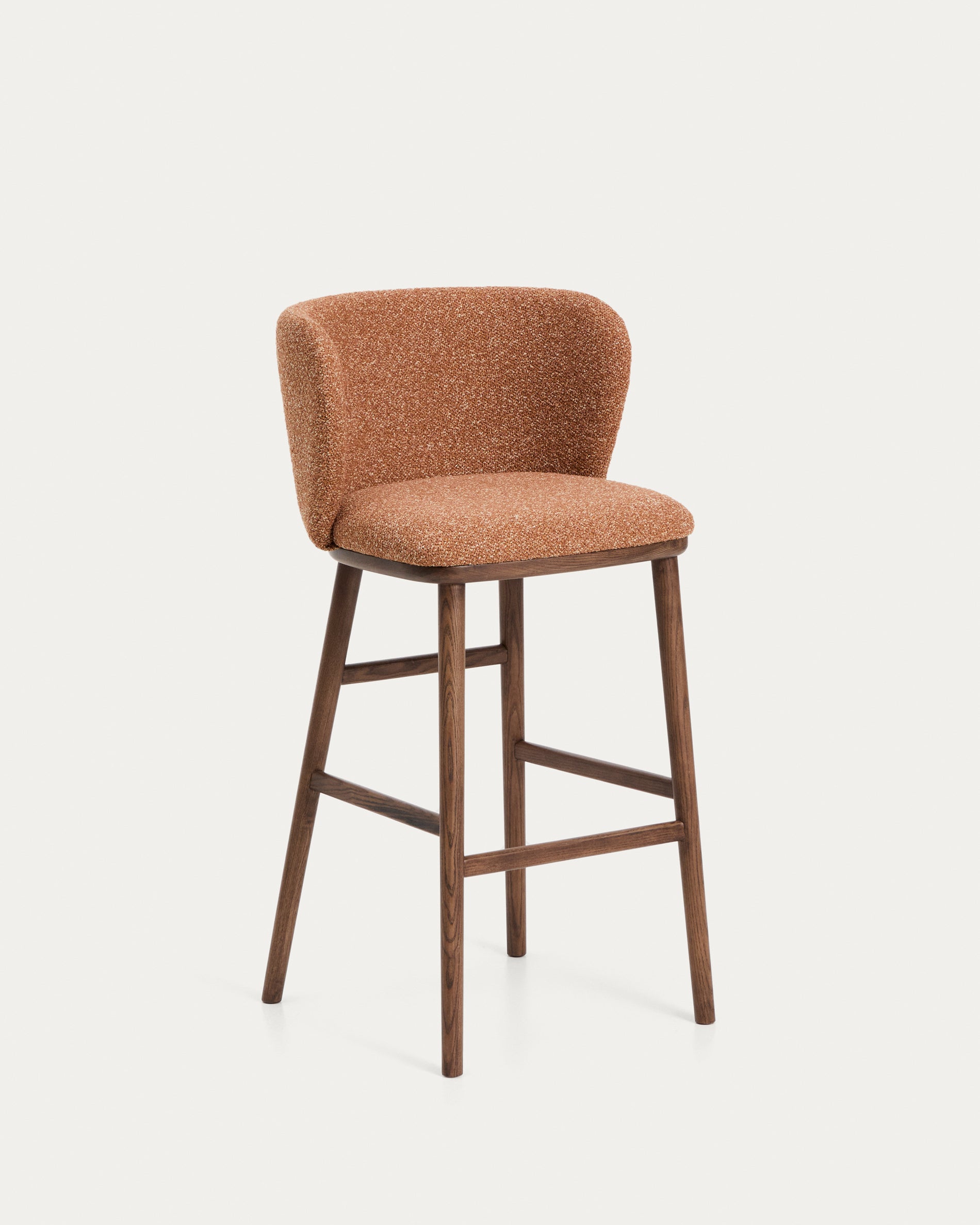 Hocker Ciselia in dicker, terrakottafarbener Chenille mit Beinen aus massivem Eschenholz mit walnussholzfarbenem Finish, FSC Mix Credit, 75 cm in Terrakotta präsentiert im Onlineshop von KAQTU Design AG. Barstuhl ist von Kave Home