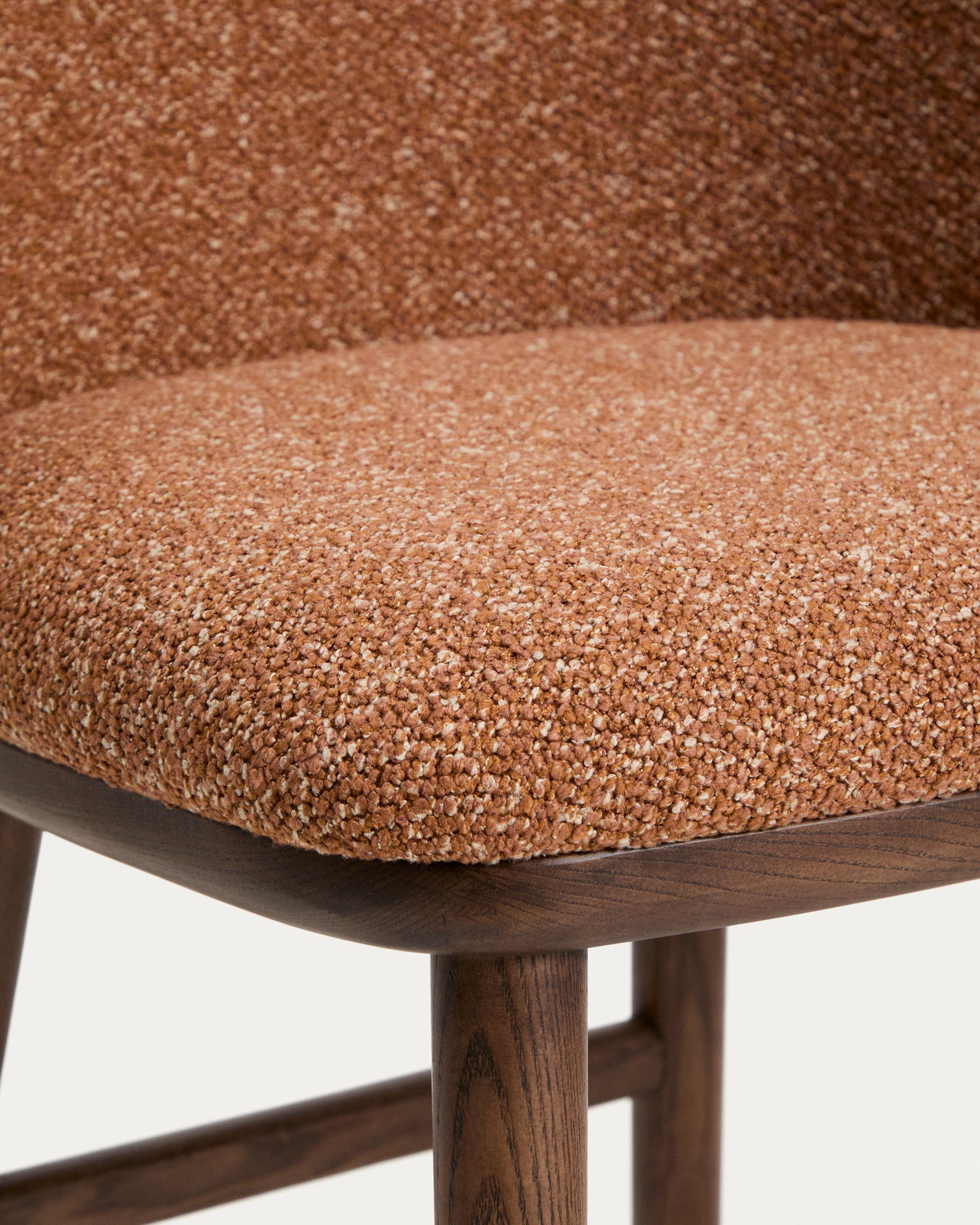 Hocker Ciselia in dicker, terrakottafarbener Chenille mit Beinen aus massivem Eschenholz mit walnussholzfarbenem Finish, FSC Mix Credit, 75 cm in Terrakotta präsentiert im Onlineshop von KAQTU Design AG. Barstuhl ist von Kave Home