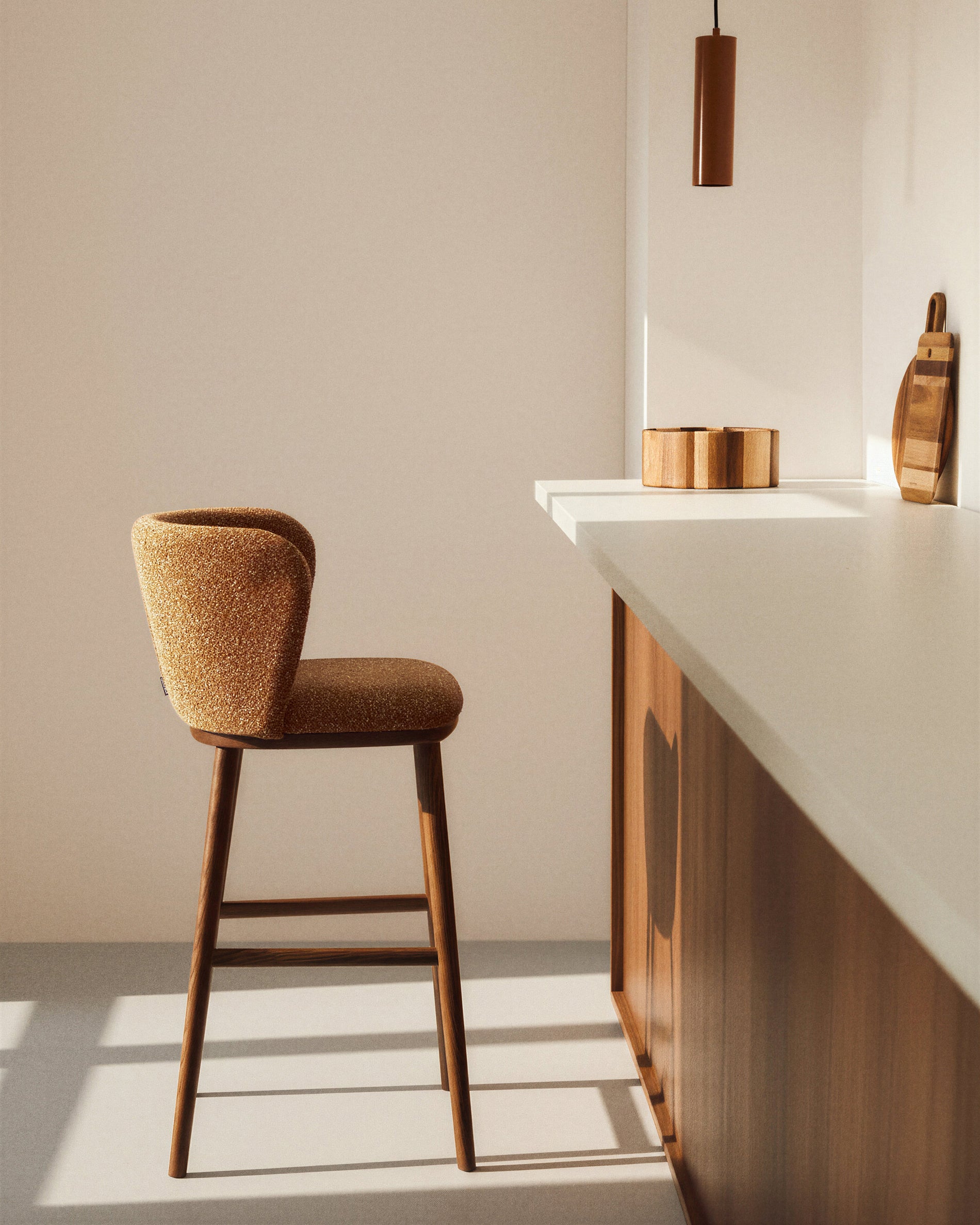 Hocker Ciselia in dicker, terrakottafarbener Chenille mit Beinen aus massivem Eschenholz mit walnussholzfarbenem Finish, FSC Mix Credit, 75 cm in Terrakotta präsentiert im Onlineshop von KAQTU Design AG. Barstuhl ist von Kave Home