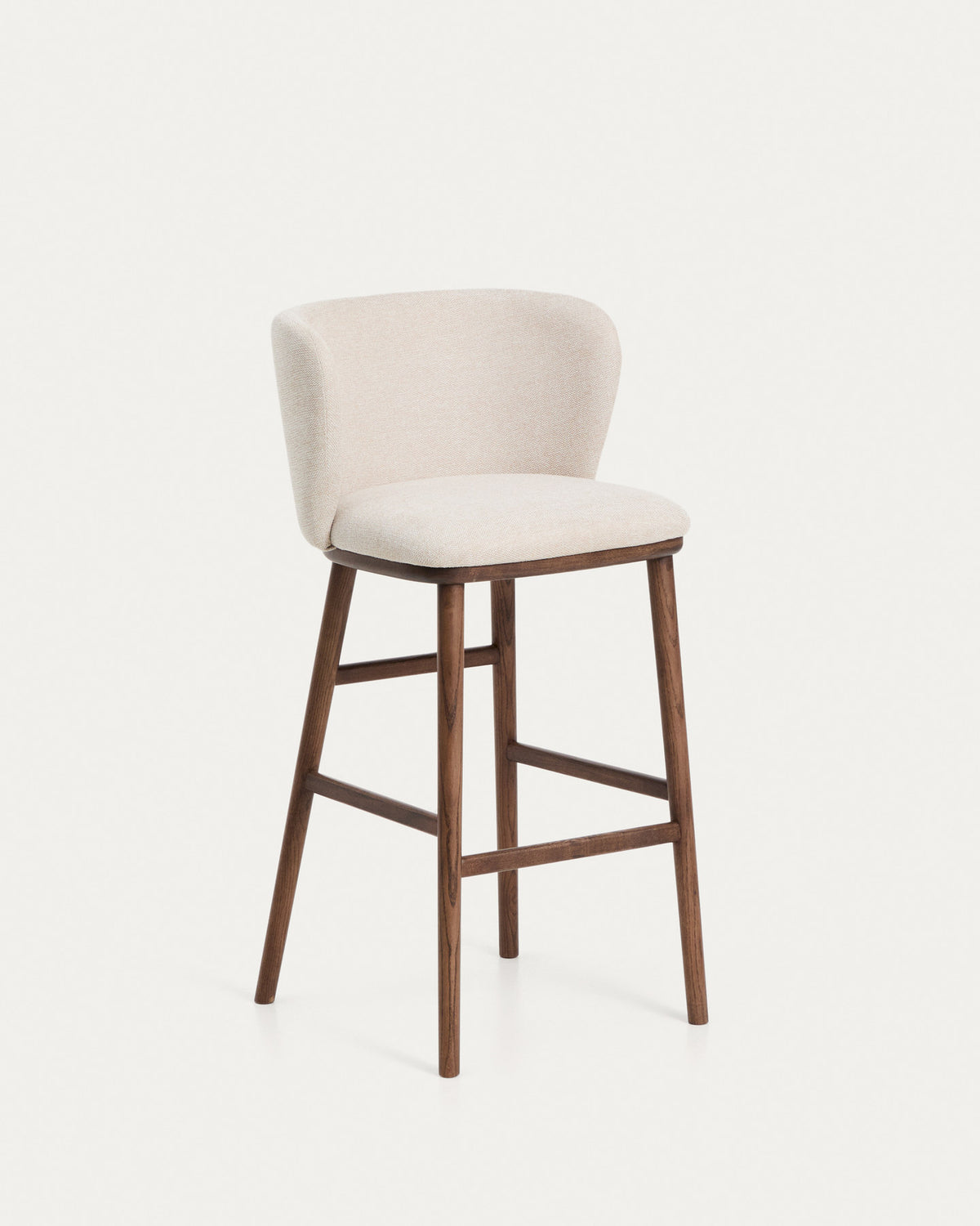 Hocker Ciselia in beiger Chenille mit Beinen aus massivem Eschenholz mit walnussholzfarbenem Finish, FSC Mix Credit, 75 cm in Beige präsentiert im Onlineshop von KAQTU Design AG. Barstuhl ist von Kave Home
