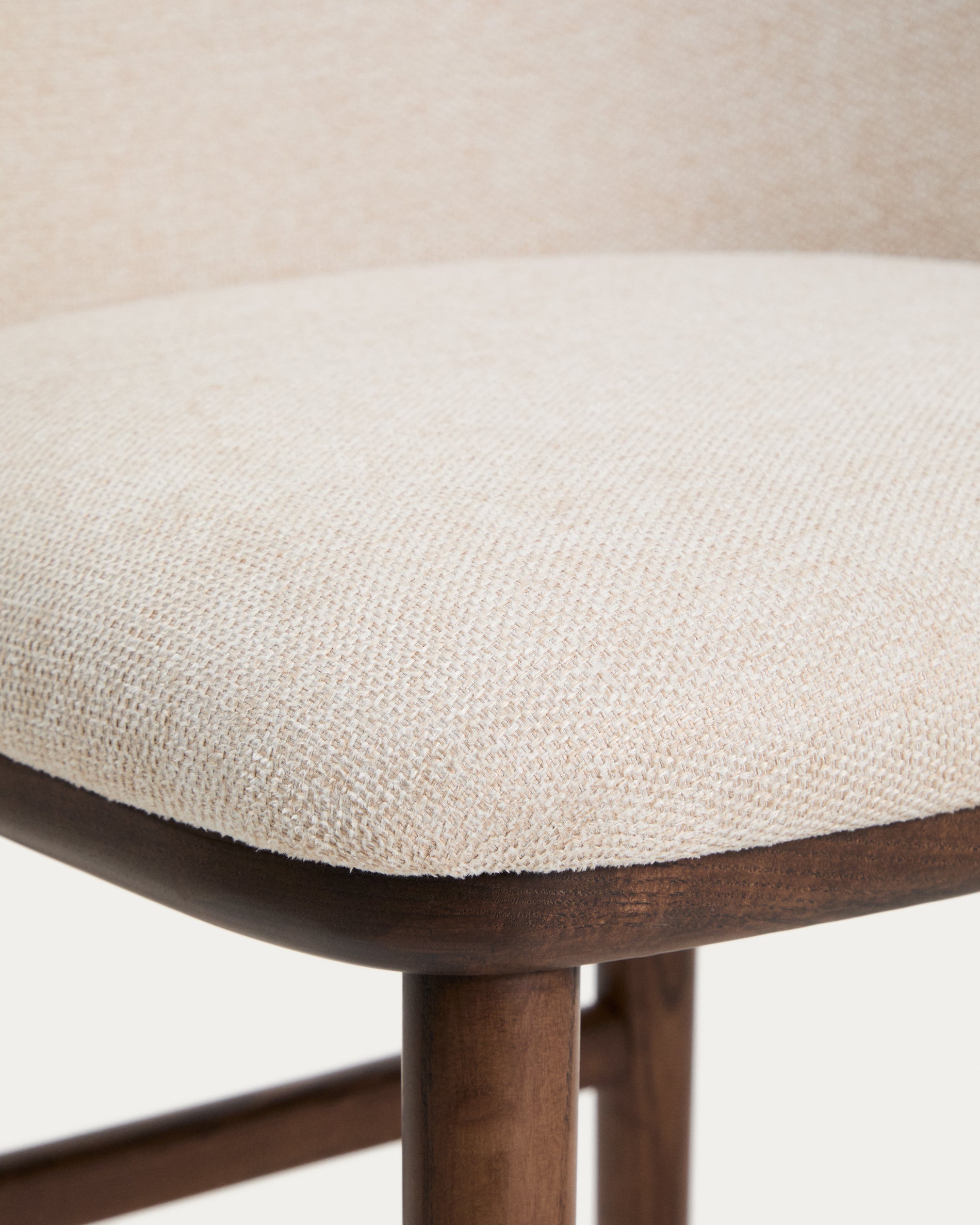 Hocker Ciselia in beiger Chenille mit Beinen aus massivem Eschenholz mit walnussholzfarbenem Finish, FSC Mix Credit, 75 cm in Beige präsentiert im Onlineshop von KAQTU Design AG. Barstuhl ist von Kave Home