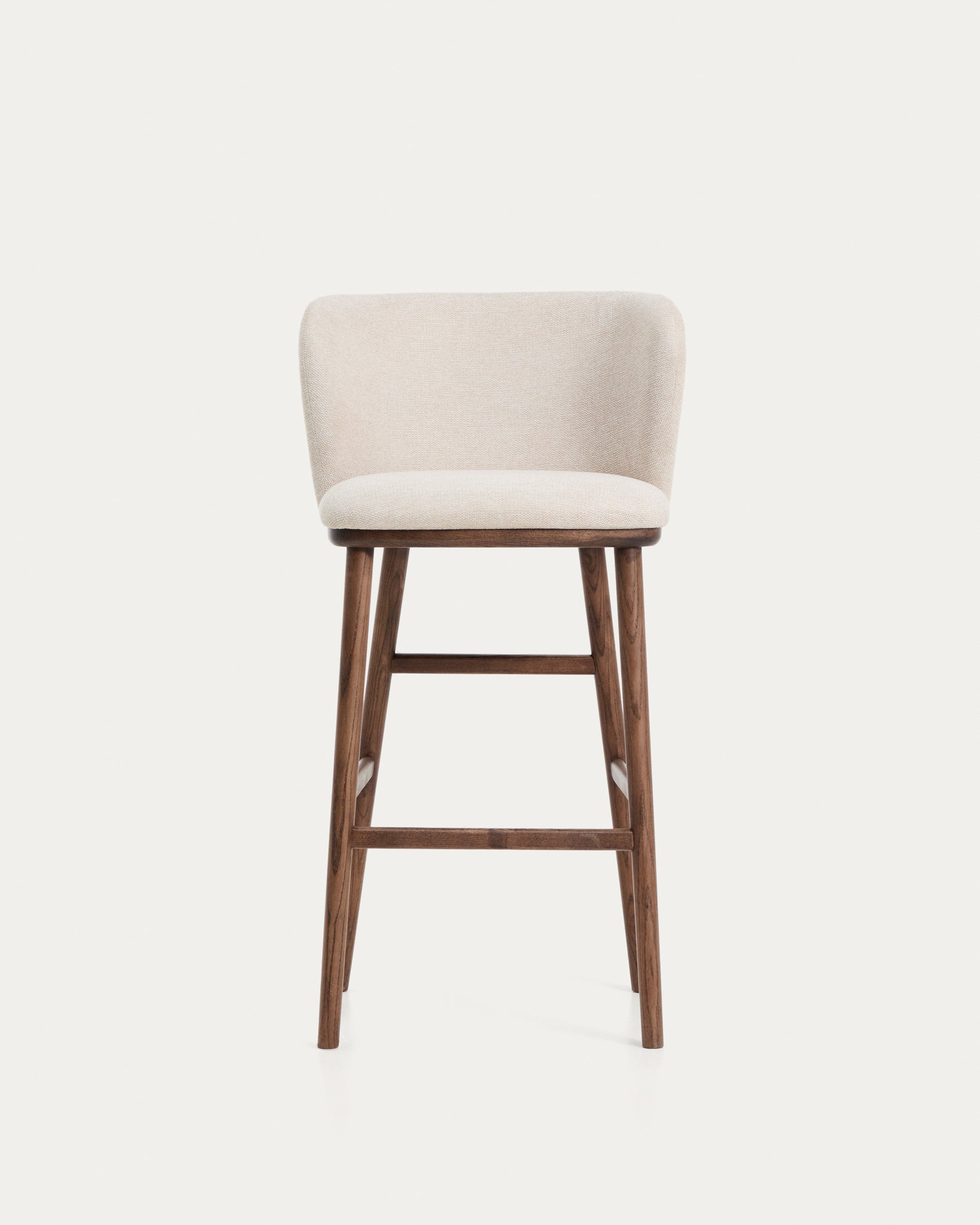 Hocker Ciselia in beiger Chenille mit Beinen aus massivem Eschenholz mit walnussholzfarbenem Finish, FSC Mix Credit, 75 cm in Beige präsentiert im Onlineshop von KAQTU Design AG. Barstuhl ist von Kave Home