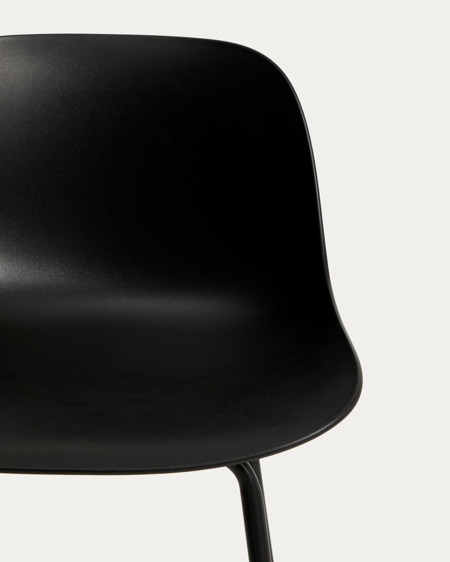 Schwarzer Hocker Altea mit Stahlbeinen mit schwarzem Finish, 65 cm in Schwarz präsentiert im Onlineshop von KAQTU Design AG. Barhocker ist von Kave Home