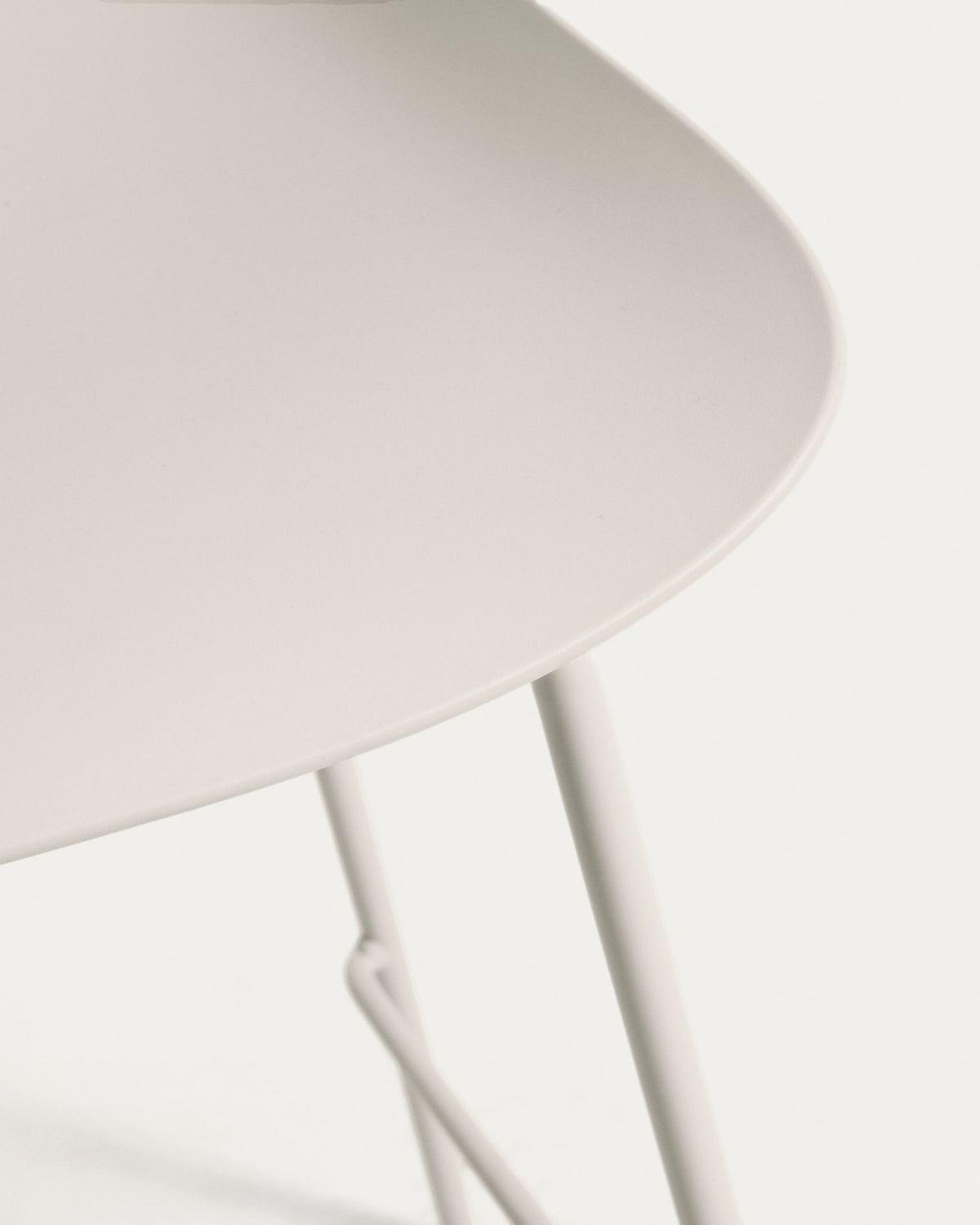 Beiger Hocker Altea mit Stahlbeinen mit beigem Finish, 65 cm in Beige präsentiert im Onlineshop von KAQTU Design AG. Barhocker ist von Kave Home