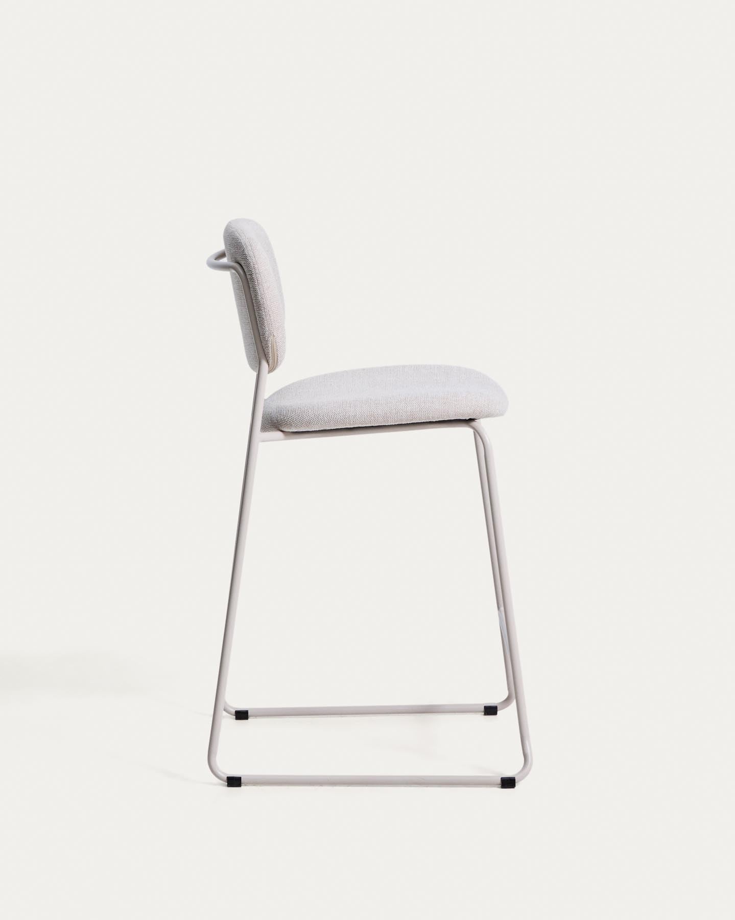 Stapelbarer Hocker Meli mit beiger Chenille und Beinen aus beigem Metall, FSC Mix Credit, 65 cm in Beige präsentiert im Onlineshop von KAQTU Design AG. Barhocker ist von Kave Home