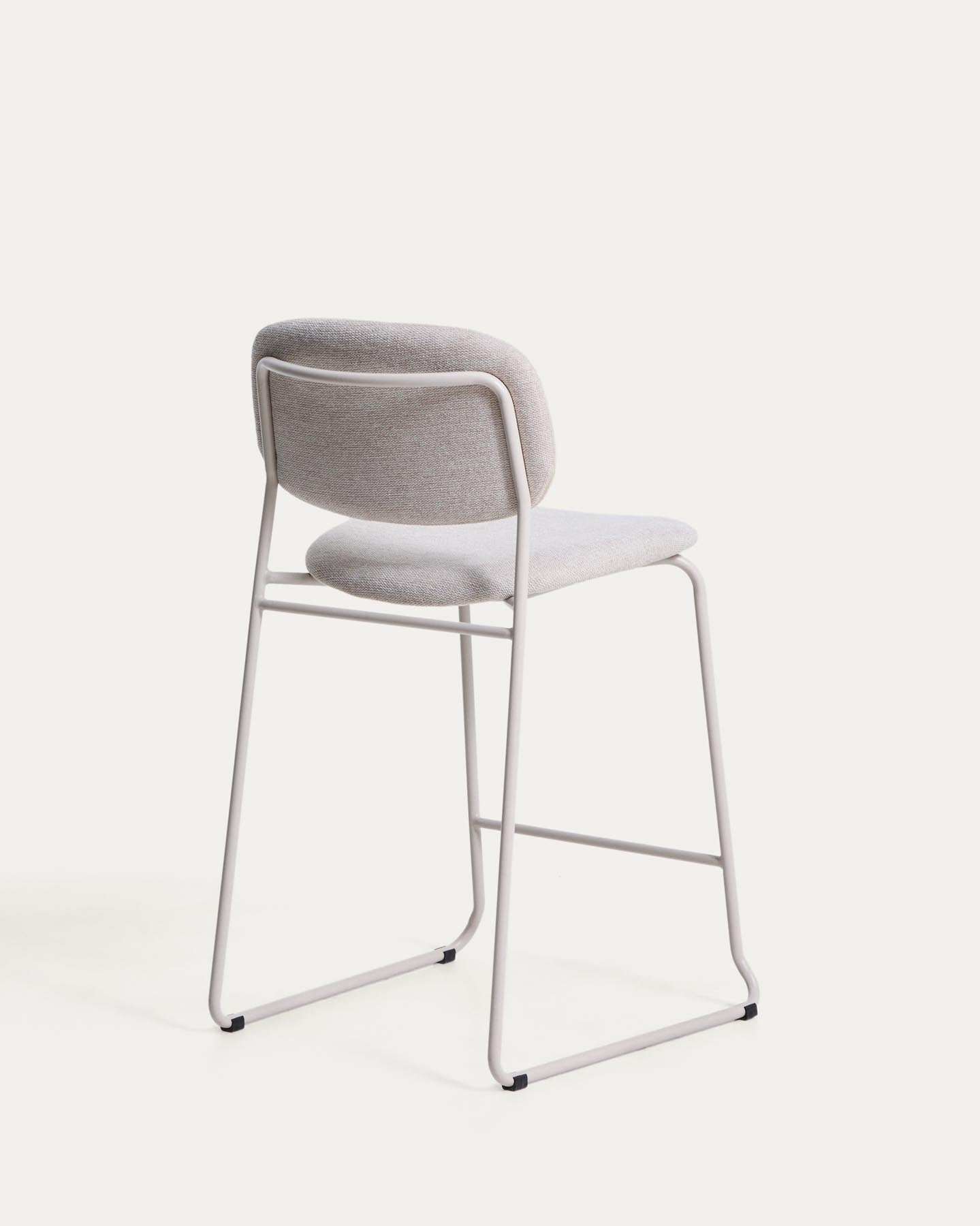 Stapelbarer Hocker Meli mit beiger Chenille und Beinen aus beigem Metall, FSC Mix Credit, 65 cm in Beige präsentiert im Onlineshop von KAQTU Design AG. Barhocker ist von Kave Home
