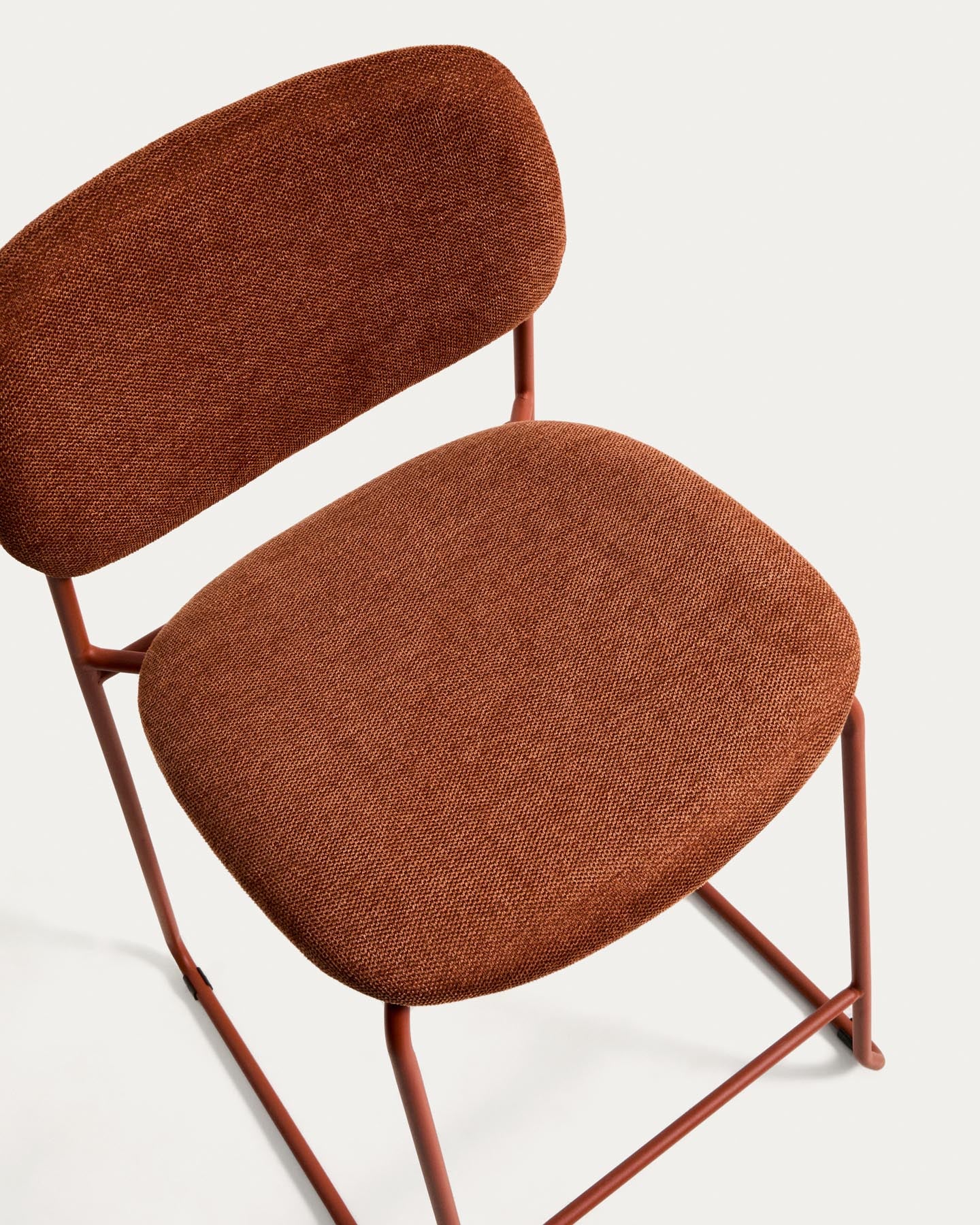 Stapelbarer Hocker Meli mit terrakottafarbener Chenille und Beinen aus terrakottafarbenem Metall, FSC Mix Credit, 65 cm in Terrakotta präsentiert im Onlineshop von KAQTU Design AG. Barhocker ist von Kave Home