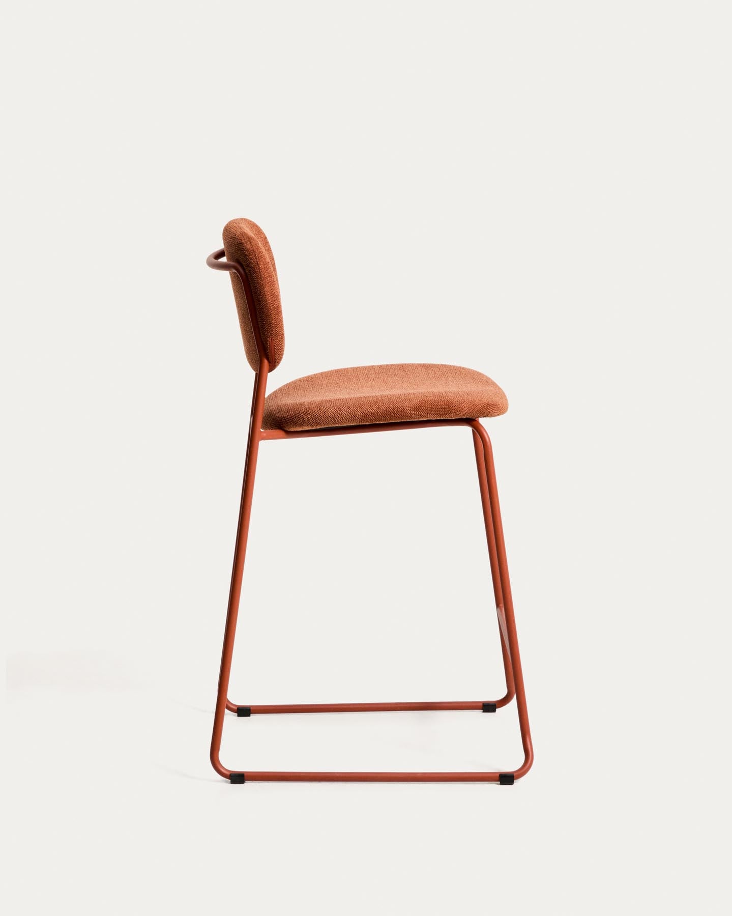 Stapelbarer Hocker Meli mit terrakottafarbener Chenille und Beinen aus terrakottafarbenem Metall, FSC Mix Credit, 65 cm in Terrakotta präsentiert im Onlineshop von KAQTU Design AG. Barhocker ist von Kave Home