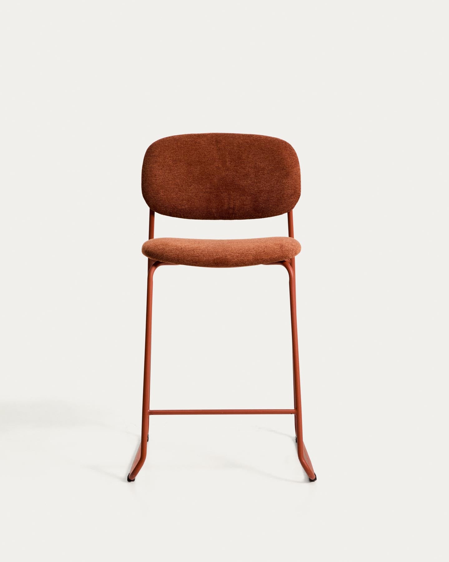 Stapelbarer Hocker Meli mit terrakottafarbener Chenille und Beinen aus terrakottafarbenem Metall, FSC Mix Credit, 65 cm in Terrakotta präsentiert im Onlineshop von KAQTU Design AG. Barhocker ist von Kave Home