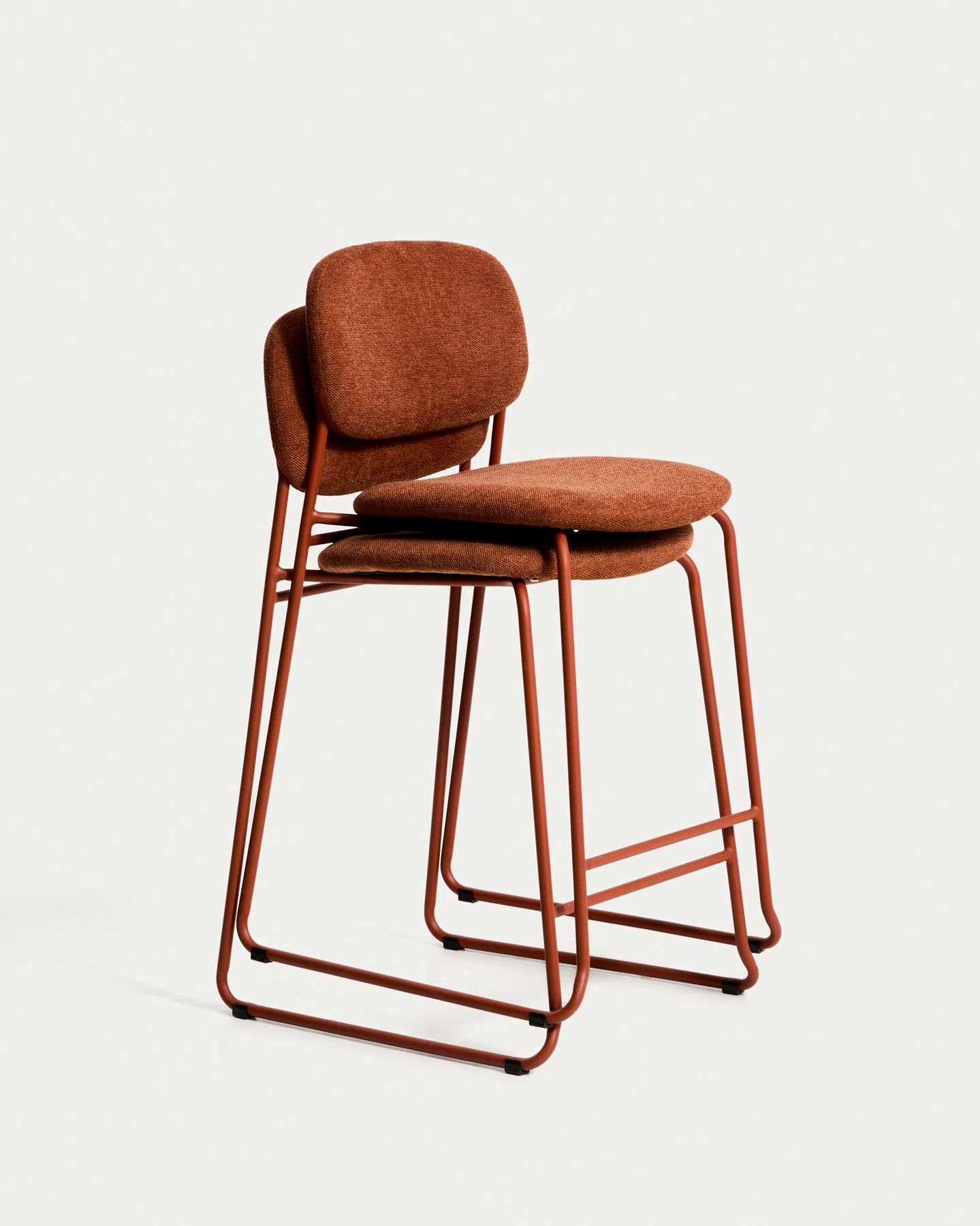 Stapelbarer Hocker Meli mit terrakottafarbener Chenille und Beinen aus terrakottafarbenem Metall, FSC Mix Credit, 65 cm in Terrakotta präsentiert im Onlineshop von KAQTU Design AG. Barhocker ist von Kave Home