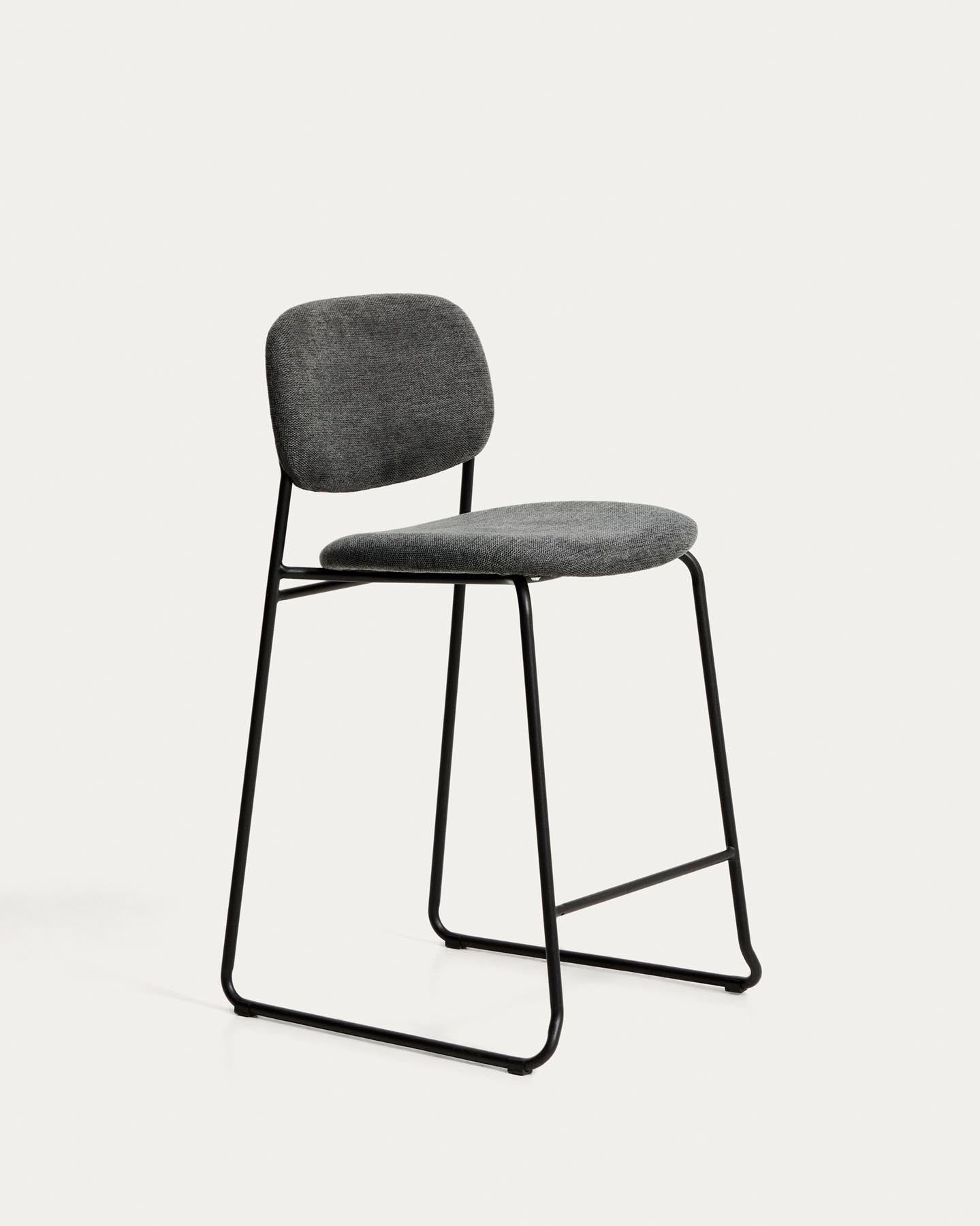 Stapelbarer Hocker Meli mit grauer Chenille und Beinen aus grauem Metall, FSC Mix Credit, 65 cm in Grau präsentiert im Onlineshop von KAQTU Design AG. Barhocker ist von Kave Home