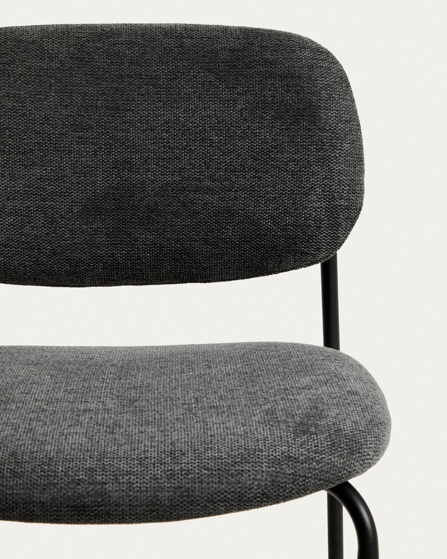 Stapelbarer Hocker Meli mit grauer Chenille und Beinen aus grauem Metall, FSC Mix Credit, 65 cm in Grau präsentiert im Onlineshop von KAQTU Design AG. Barhocker ist von Kave Home