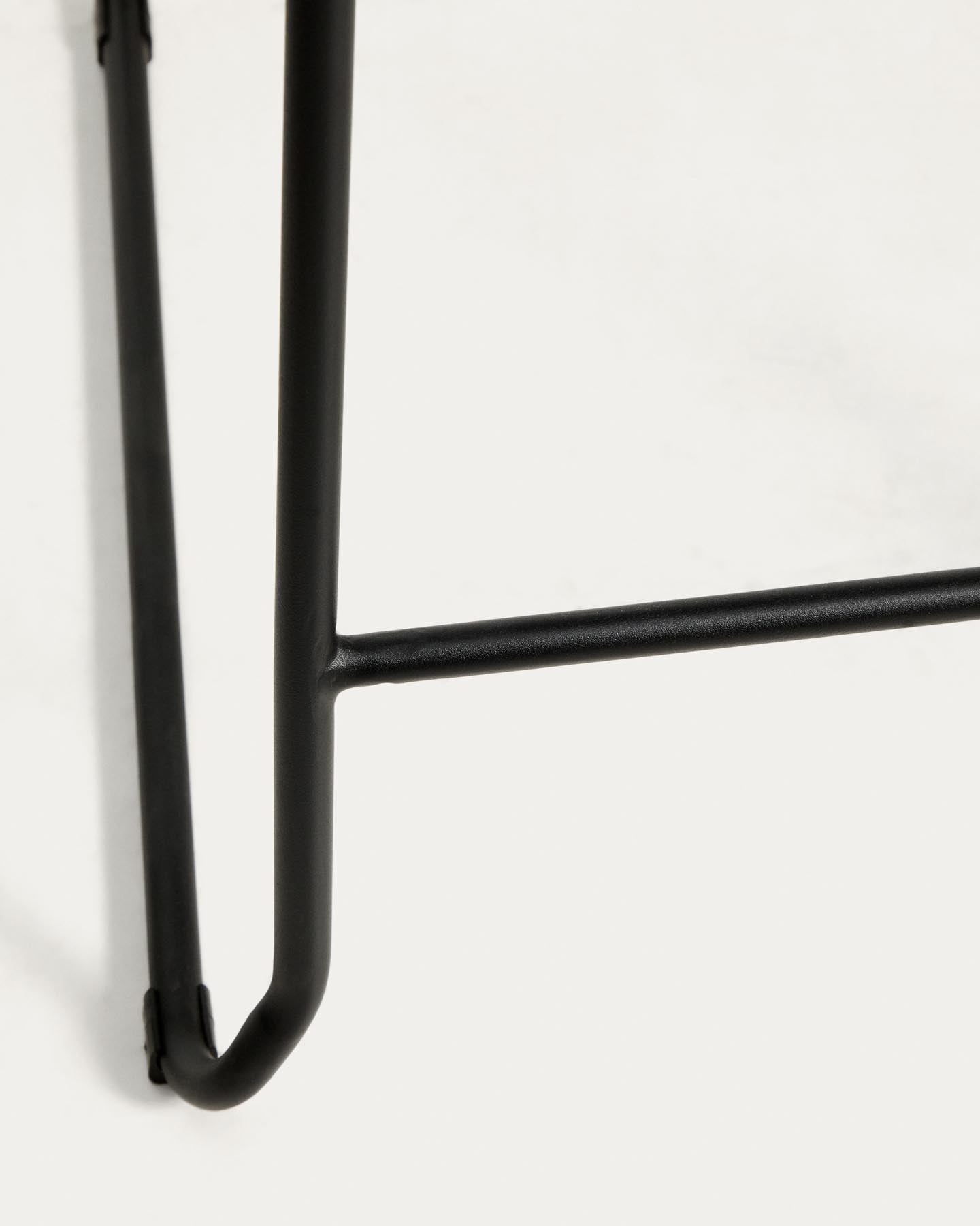 Stapelbarer Hocker Meli mit grauer Chenille und Beinen aus grauem Metall, FSC Mix Credit, 65 cm in Grau präsentiert im Onlineshop von KAQTU Design AG. Barhocker ist von Kave Home