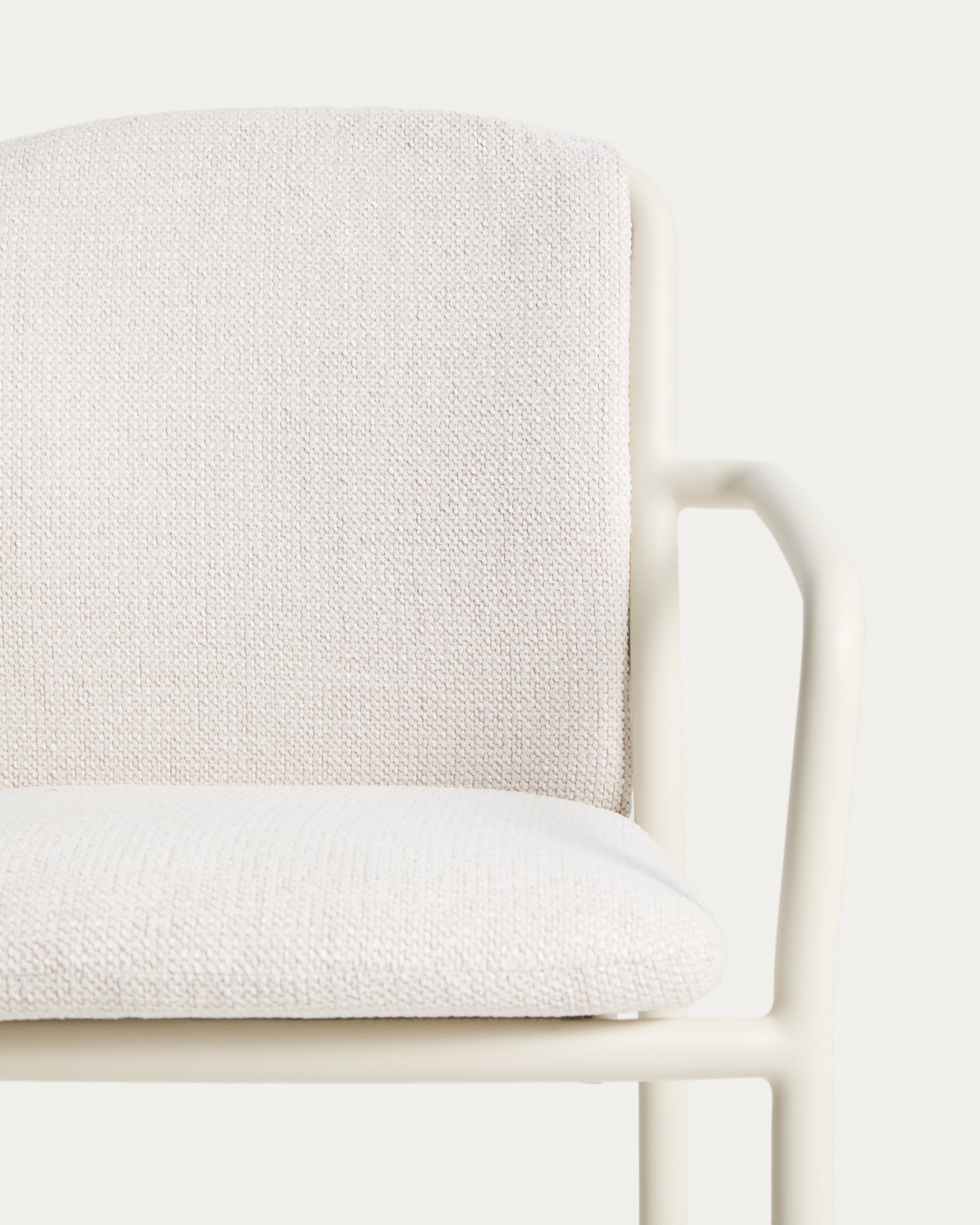 Stapelbarer Stuhl Linosa aus Aluminium in Naturfarbe mit beigem Kissen in Beige präsentiert im Onlineshop von KAQTU Design AG. Gartenstuhl ist von Kave Home