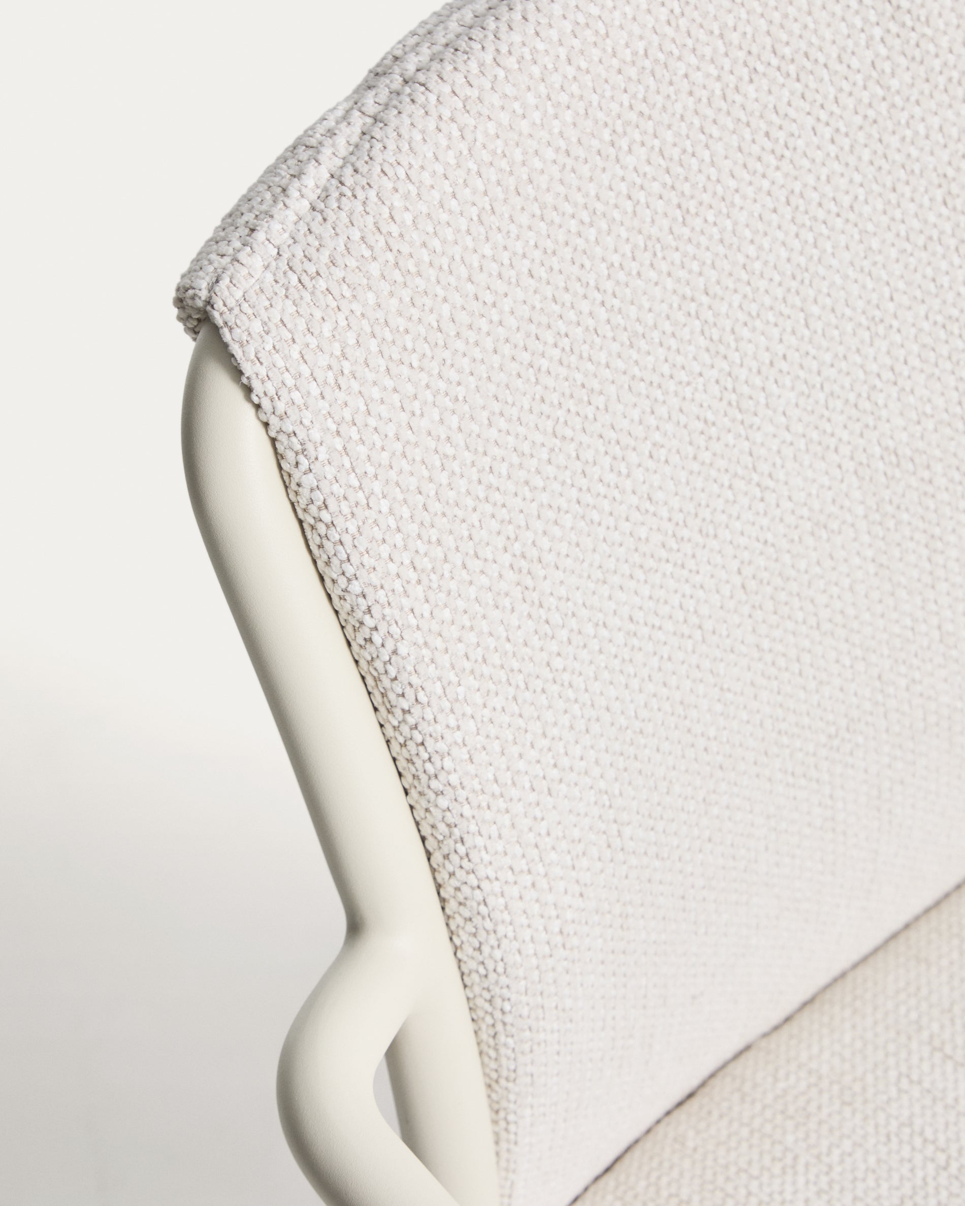 Stapelbarer Stuhl Linosa aus Aluminium in Naturfarbe mit beigem Kissen in Beige präsentiert im Onlineshop von KAQTU Design AG. Gartenstuhl ist von Kave Home