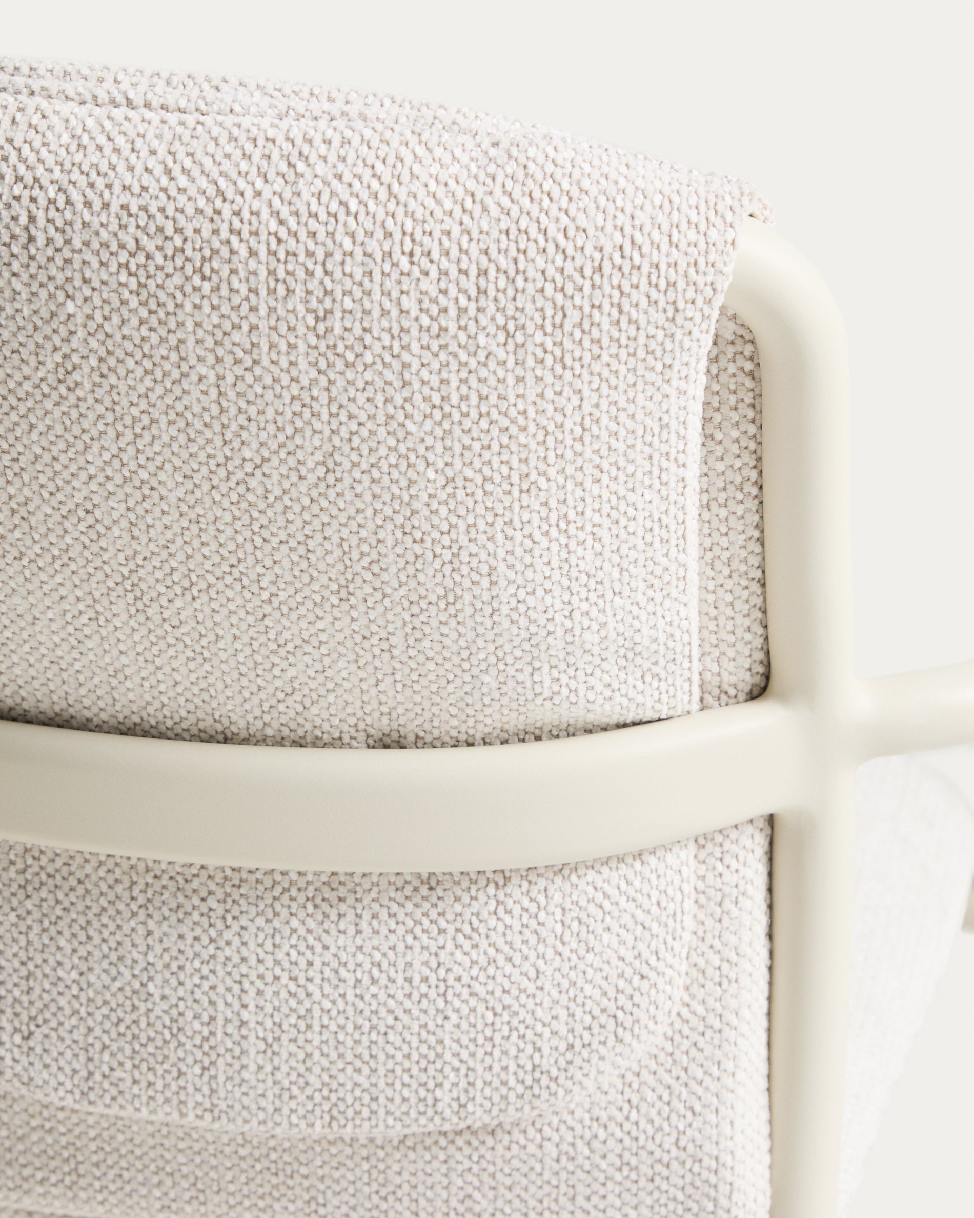 Stapelbarer Stuhl Linosa aus Aluminium in Naturfarbe mit beigem Kissen in Beige präsentiert im Onlineshop von KAQTU Design AG. Gartenstuhl ist von Kave Home