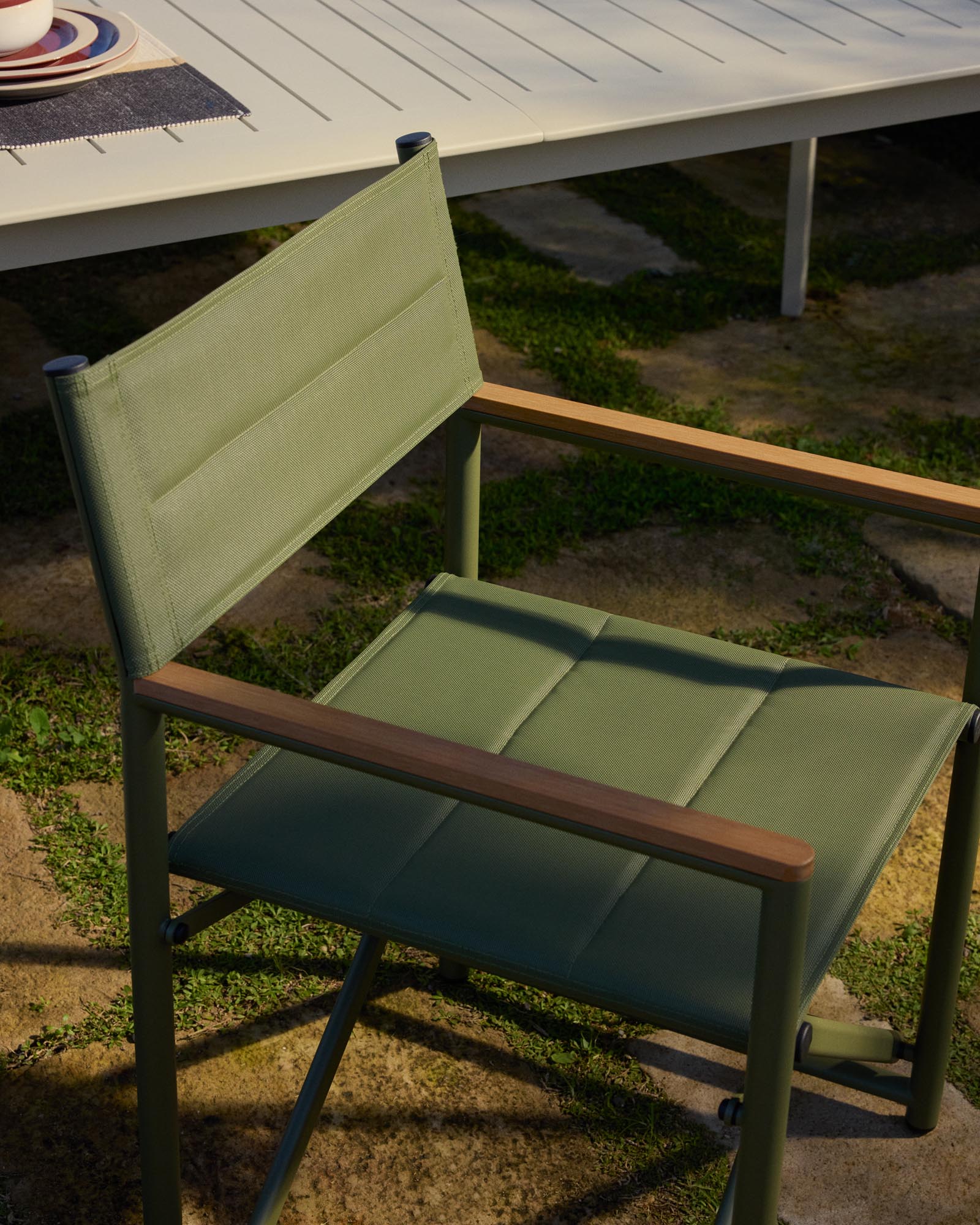 Outdoor-Klappstuhl Tisno aus grünem Aluminium und grünem Texteline in Grün präsentiert im Onlineshop von KAQTU Design AG. Gartenstuhl mit Armlehnen ist von Kave Home