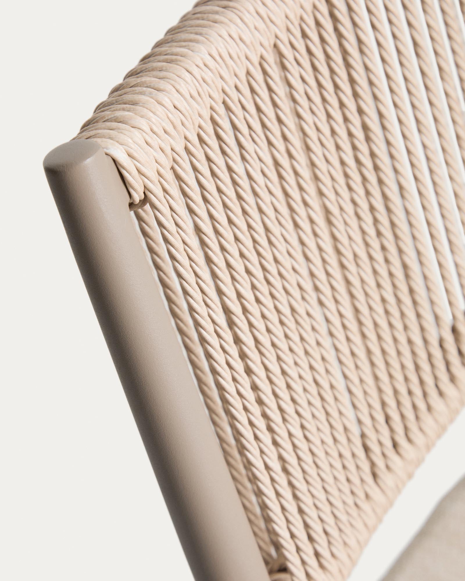 Stapelbarer Outdoor-Stuhl Argasi in Taupe und Beige, gefertigt aus langlebigem Aluminium und Synthetikseil, perfekt für Garten und Terrasse.