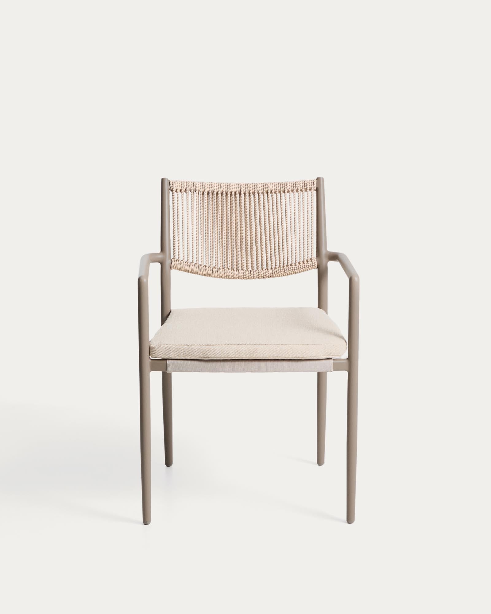Eleganter stapelbarer Gartenstuhl Argasi aus leichtem Aluminium und strapazierfähigem Synthetikseil in stilvollem Taupe und Beige.
