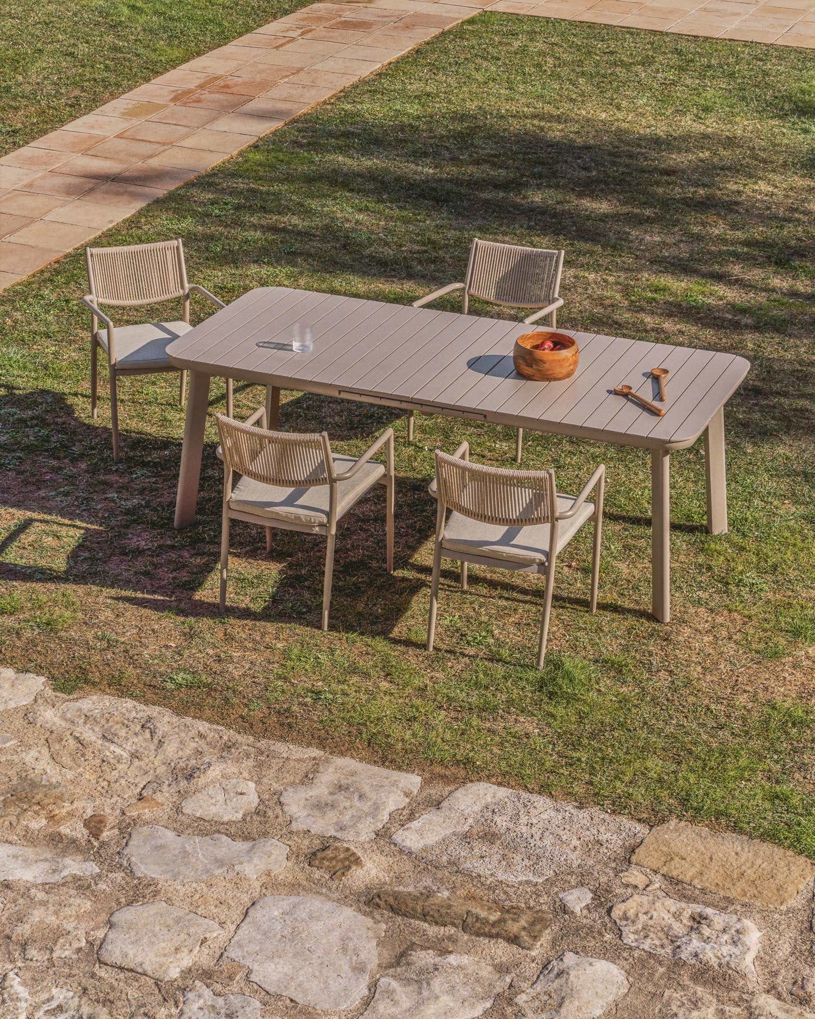 Moderner stapelbarer Outdoor-Stuhl Argasi in Taupe und Beige, gefertigt aus langlebigem Aluminium und Synthetikseil, perfekt für Garten und Terrasse.
