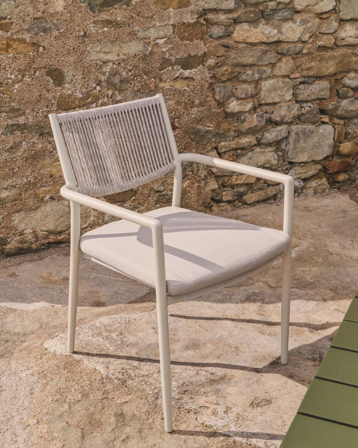 Stapelbarer Outdoor-Stuhl Argasi aus Aluminium in Ecru und grauem Synthetikseil in Ecru, Beige, Weiss präsentiert im Onlineshop von KAQTU Design AG. Gartenstuhl ist von Kave Home