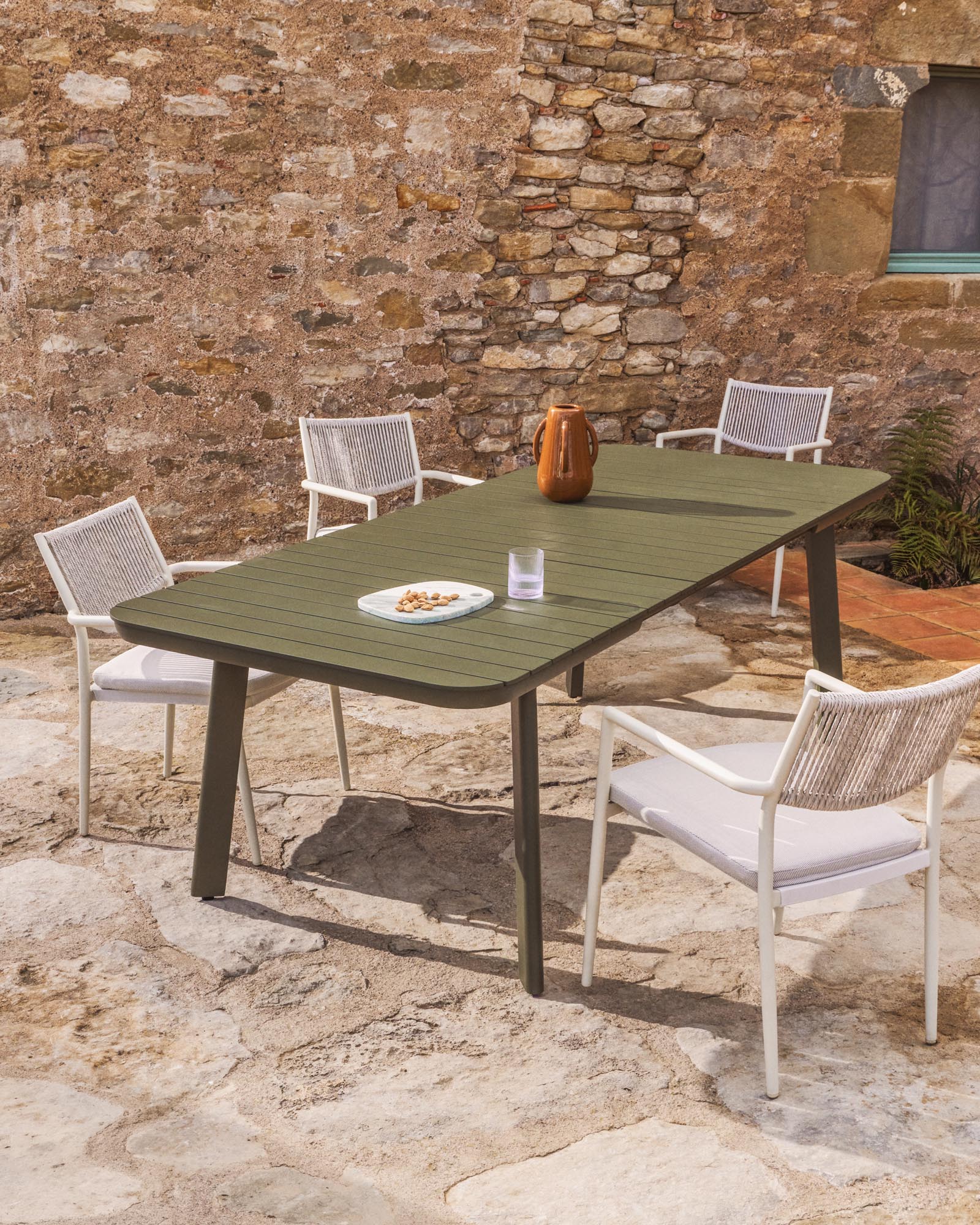 Stapelbarer Outdoor-Stuhl Argasi in Ecru mit grauem Synthetikseil, ideal für moderne Gärten und Terrassen, vereint Komfort und Stil.