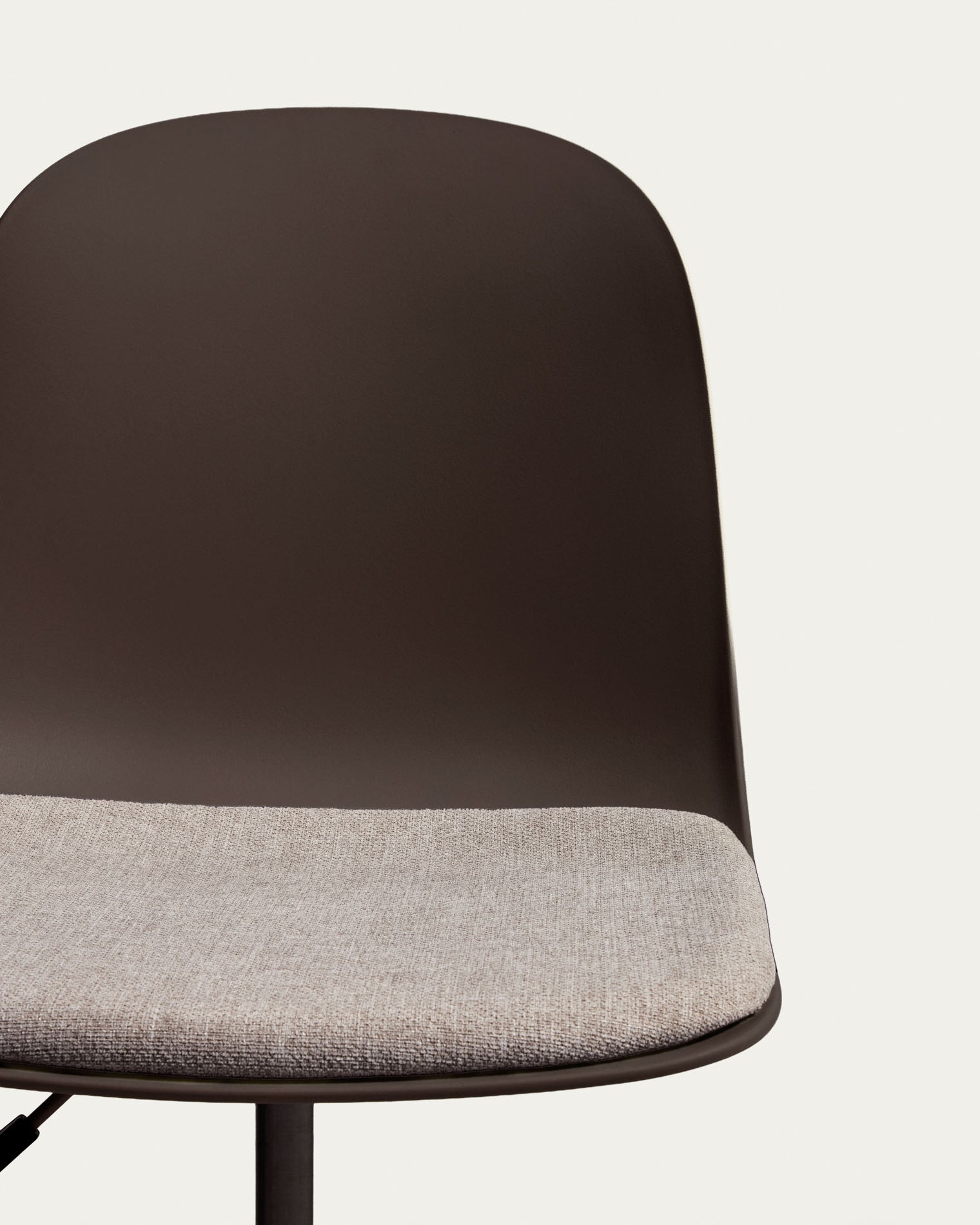 Schreibtischstuhl Debari mit Chenille-Kissen und Stahlbeinen mit braunem Finish  in Braun präsentiert im Onlineshop von KAQTU Design AG. Bürostuhl ist von Kave Home