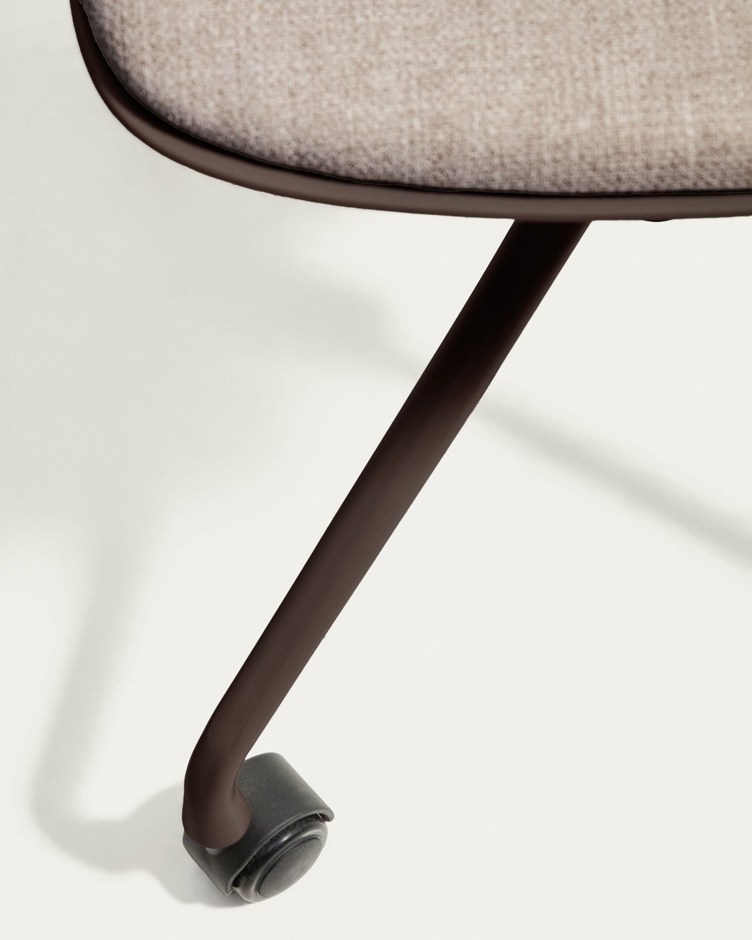 Schreibtischstuhl Debari mit Chenille-Kissen und Stahlbeinen mit braunem Finish  in Braun präsentiert im Onlineshop von KAQTU Design AG. Bürostuhl ist von Kave Home