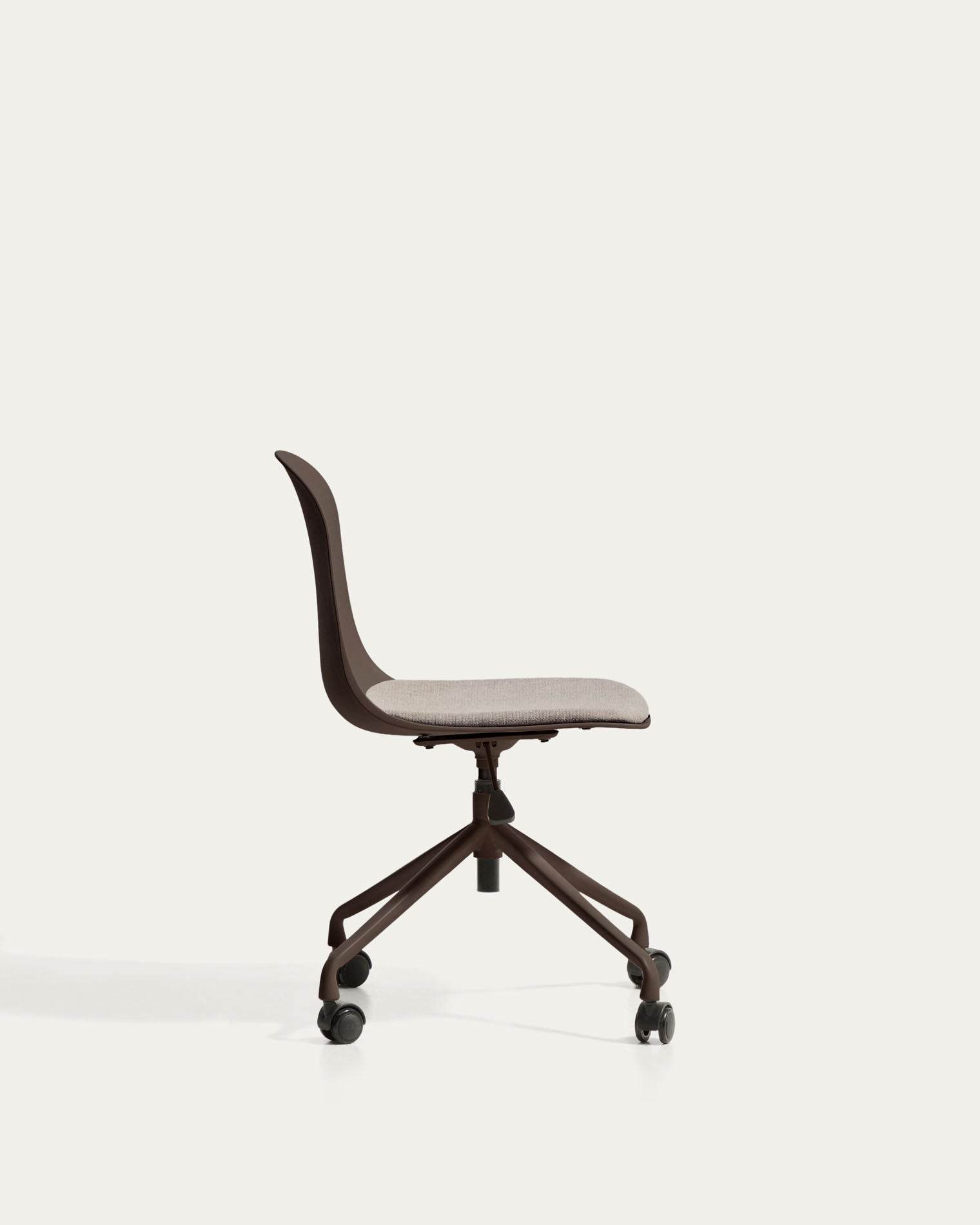 Schreibtischstuhl Debari mit Chenille-Kissen und Stahlbeinen mit braunem Finish  in Braun präsentiert im Onlineshop von KAQTU Design AG. Bürostuhl ist von Kave Home