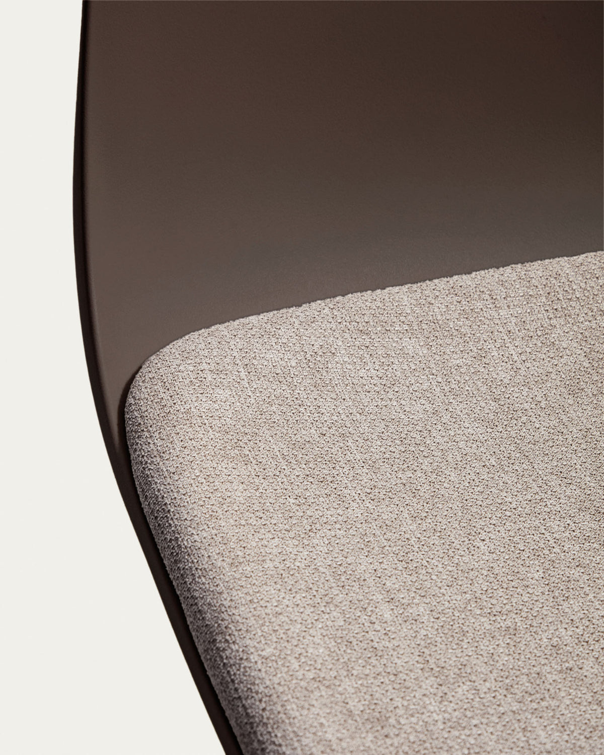 Schreibtischstuhl Debari mit Chenille-Kissen und Stahlbeinen mit braunem Finish in Braun präsentiert im Onlineshop von KAQTU Design AG. Bürostuhl ist von Kave Home