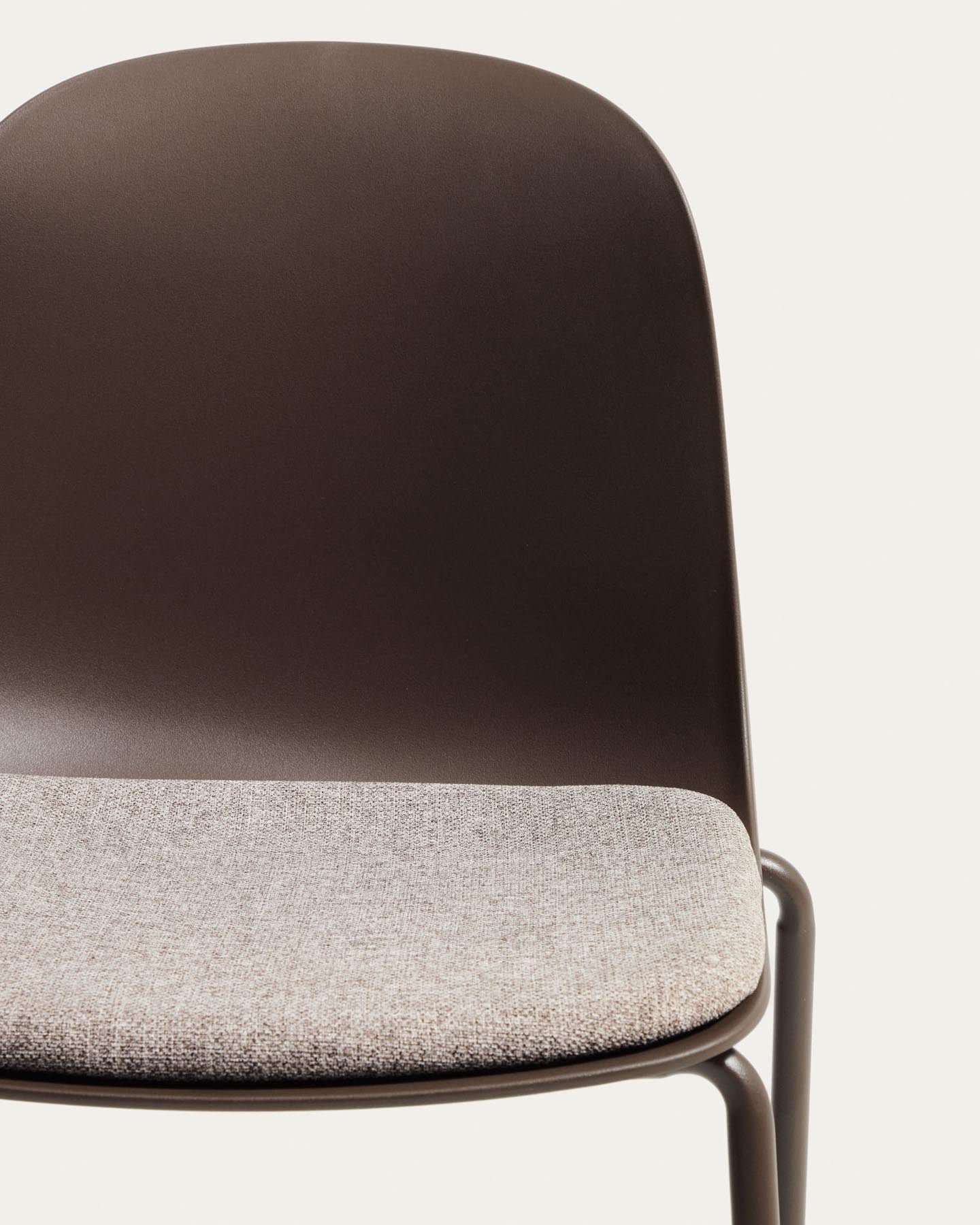 Stuhl Debari mit Chenille-Kissen und Stahlbeinen mit braunem Finish  in Braun präsentiert im Onlineshop von KAQTU Design AG. Stuhl ist von Kave Home