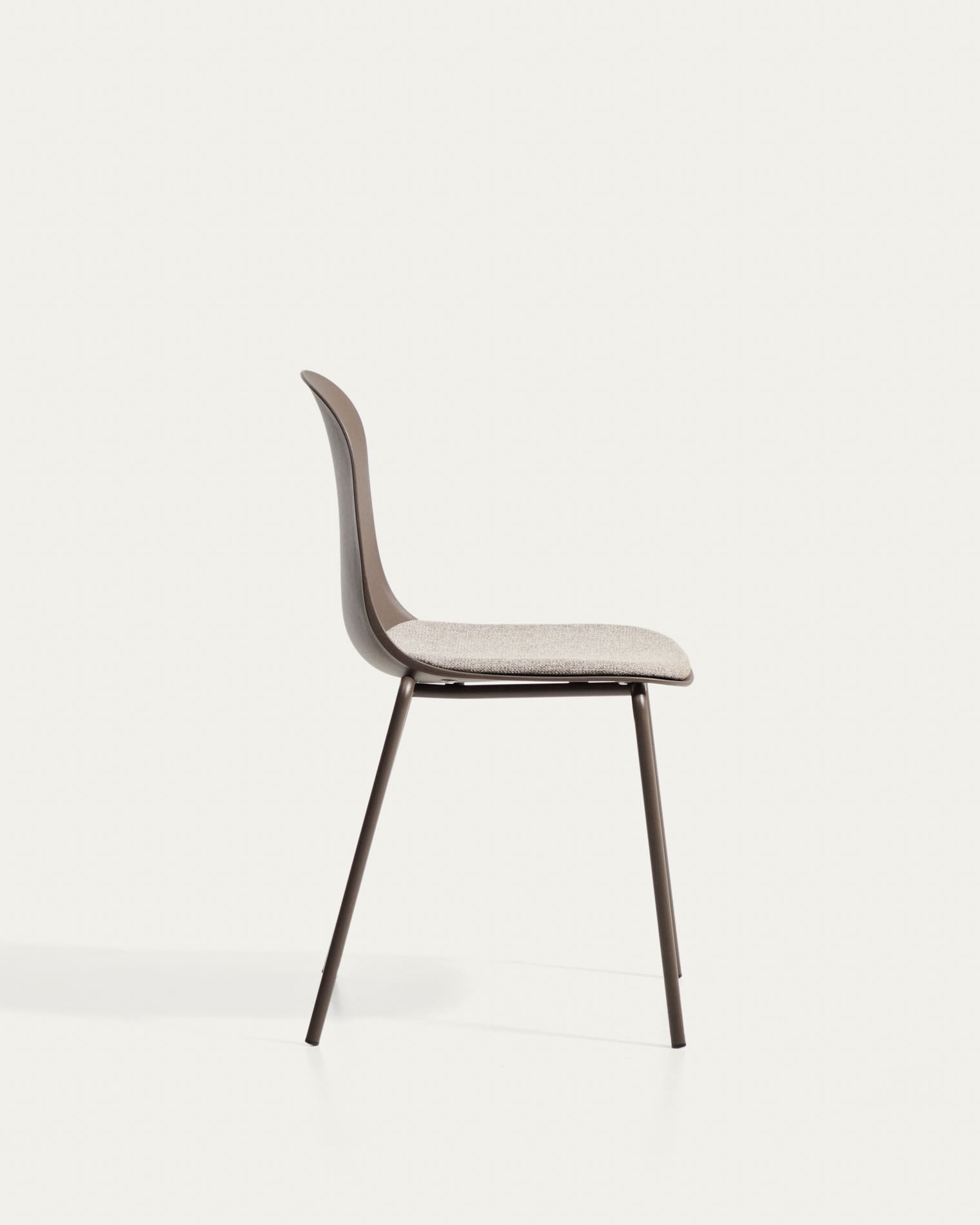 Stuhl Debari mit Chenille-Kissen und Stahlbeinen mit braunem Finish  in Braun präsentiert im Onlineshop von KAQTU Design AG. Stuhl ist von Kave Home