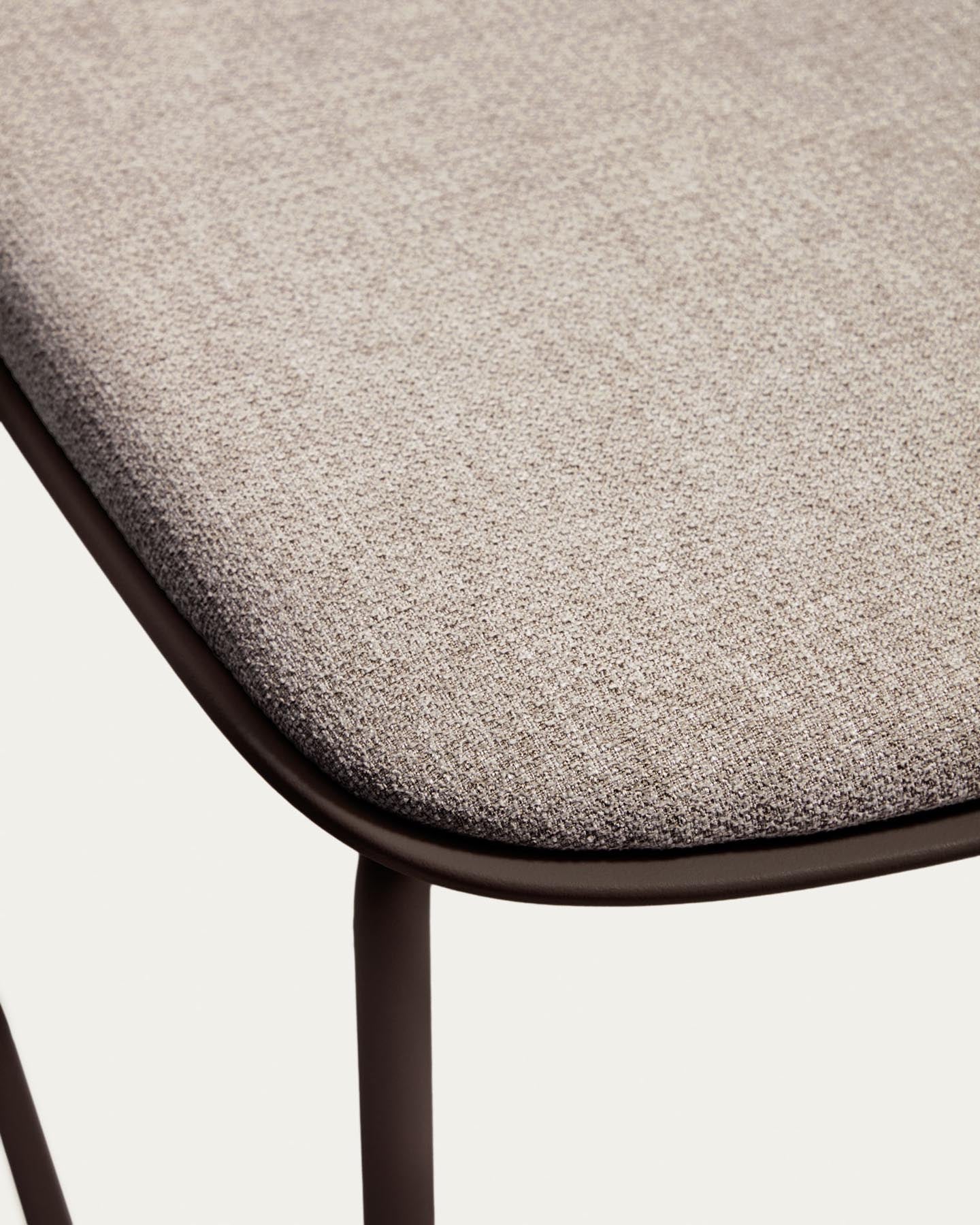 Hocker Debari mit Chenille-Kissen und Stahlbeinen mit braunem Finish, 65 cm in Braun präsentiert im Onlineshop von KAQTU Design AG. Barhocker ist von Kave Home