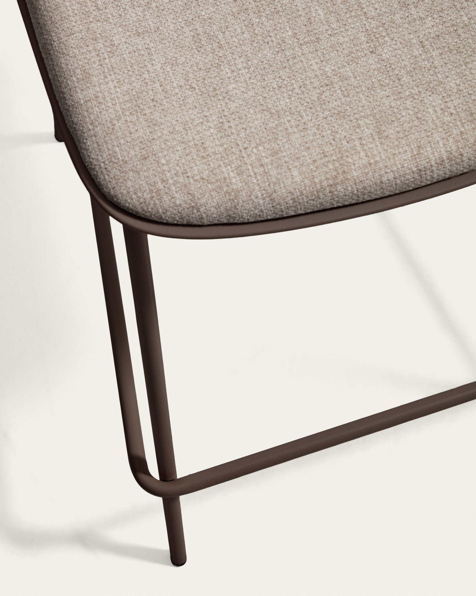 Hocker Debari mit Chenille-Kissen und Stahlbeinen mit braunem Finish, 65 cm in Braun präsentiert im Onlineshop von KAQTU Design AG. Barhocker ist von Kave Home