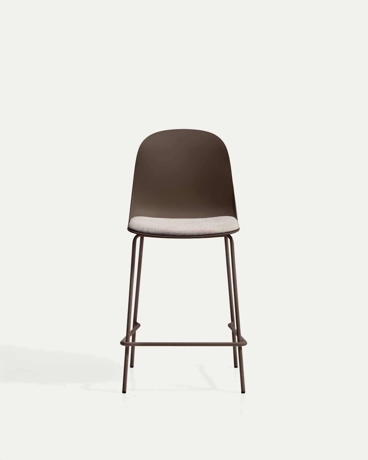 Hocker Debari mit Chenille-Kissen und Stahlbeinen mit braunem Finish, 65 cm in Braun präsentiert im Onlineshop von KAQTU Design AG. Barhocker ist von Kave Home