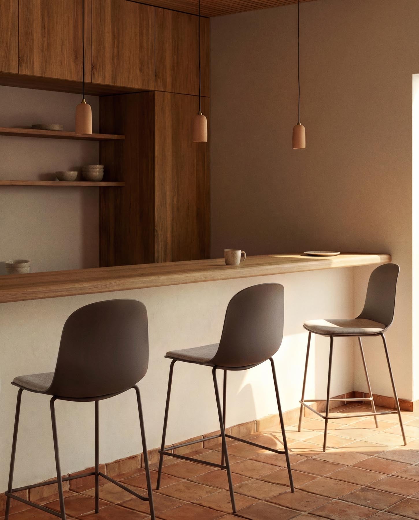 Hocker Debari mit Chenille-Kissen und Stahlbeinen mit braunem Finish, 65 cm in Braun präsentiert im Onlineshop von KAQTU Design AG. Barhocker ist von Kave Home