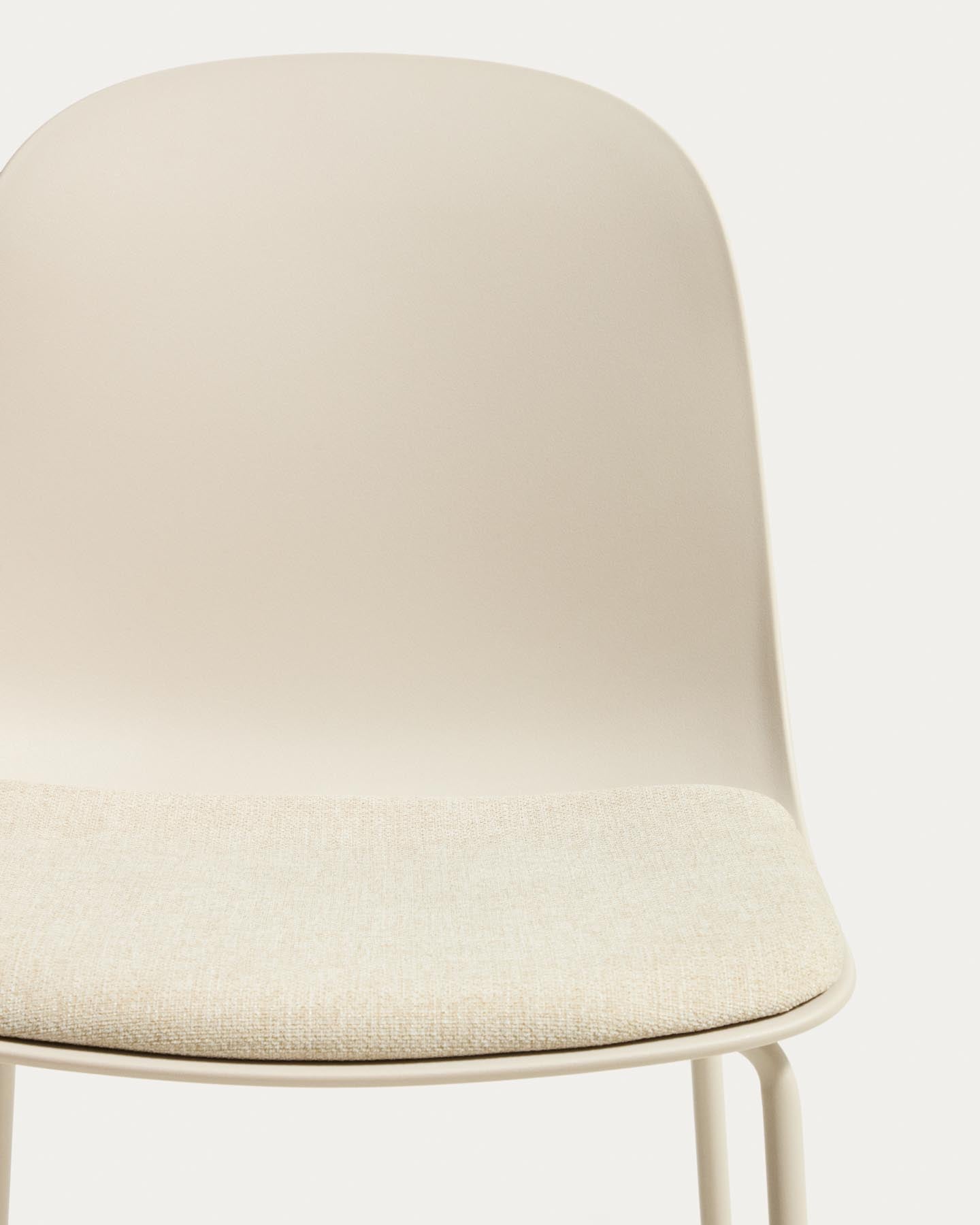 Hocker Debari mit Chenille-Kissen und Stahlbeinen mit beigem Finish, 65 cm in Beige präsentiert im Onlineshop von KAQTU Design AG. Barhocker ist von Kave Home
