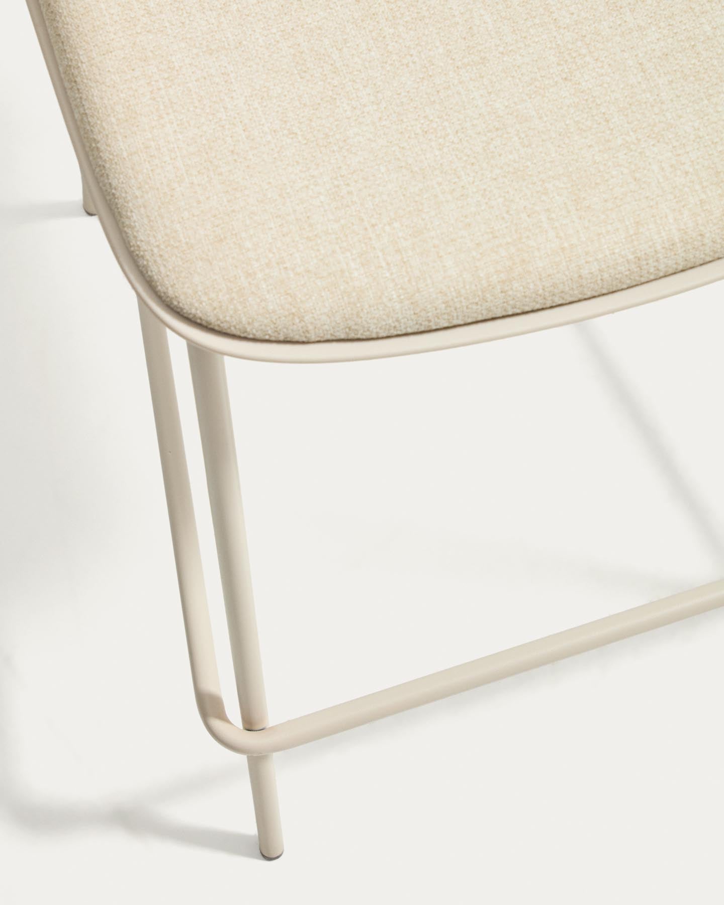 Hocker Debari mit Chenille-Kissen und Stahlbeinen mit beigem Finish, 65 cm in Beige präsentiert im Onlineshop von KAQTU Design AG. Barhocker ist von Kave Home