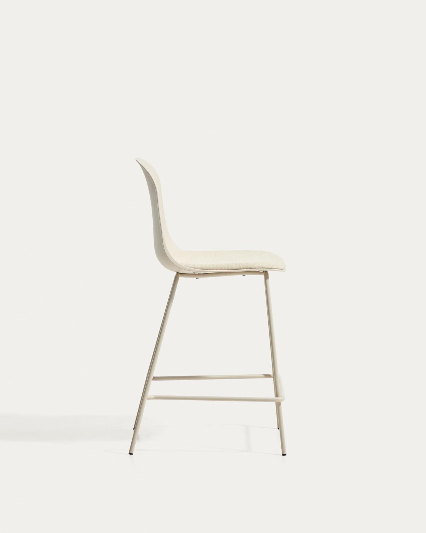 Hocker Debari mit Chenille-Kissen und Stahlbeinen mit beigem Finish, 65 cm in Beige präsentiert im Onlineshop von KAQTU Design AG. Barhocker ist von Kave Home