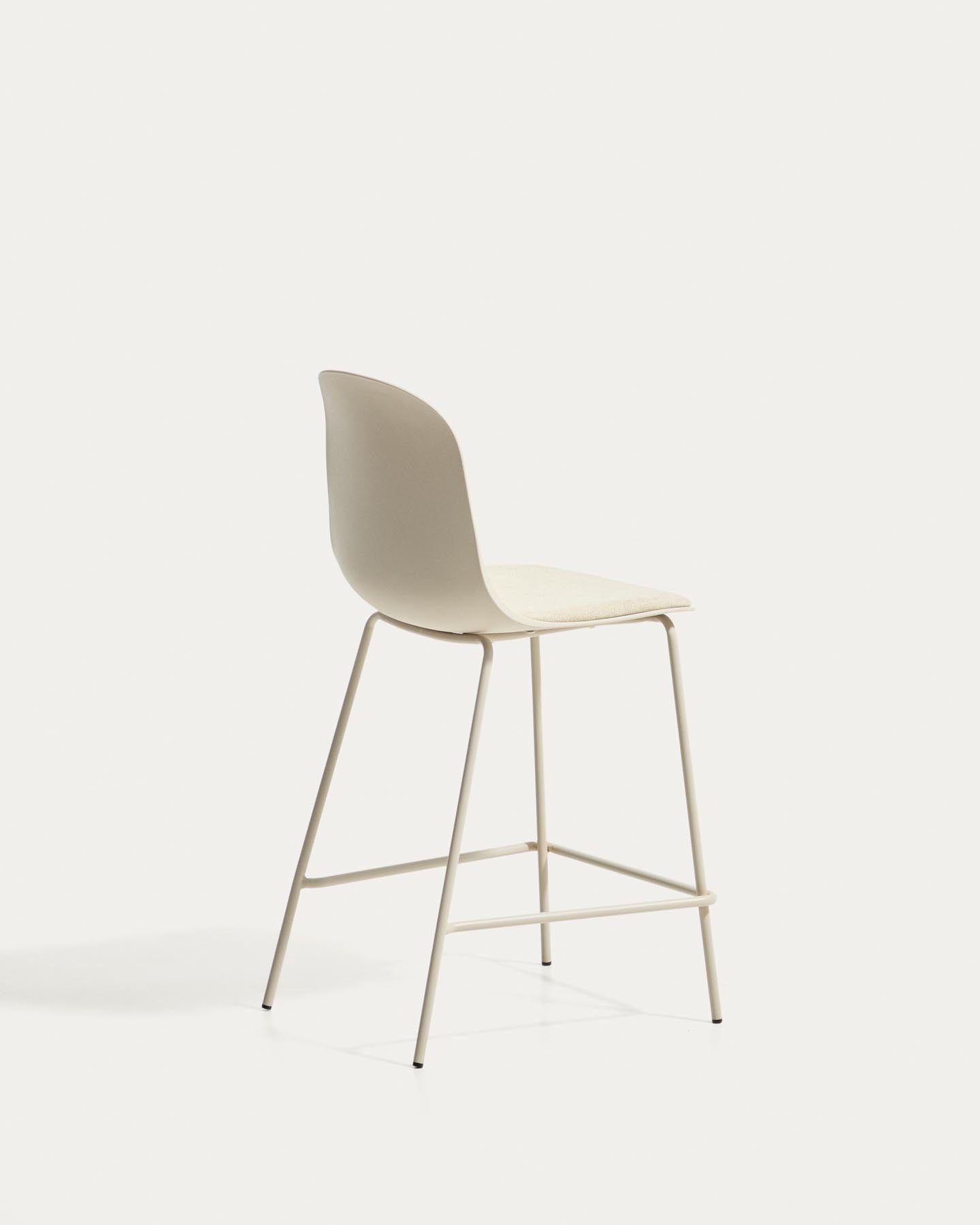 Hocker Debari mit Chenille-Kissen und Stahlbeinen mit beigem Finish, 65 cm in Beige präsentiert im Onlineshop von KAQTU Design AG. Barhocker ist von Kave Home
