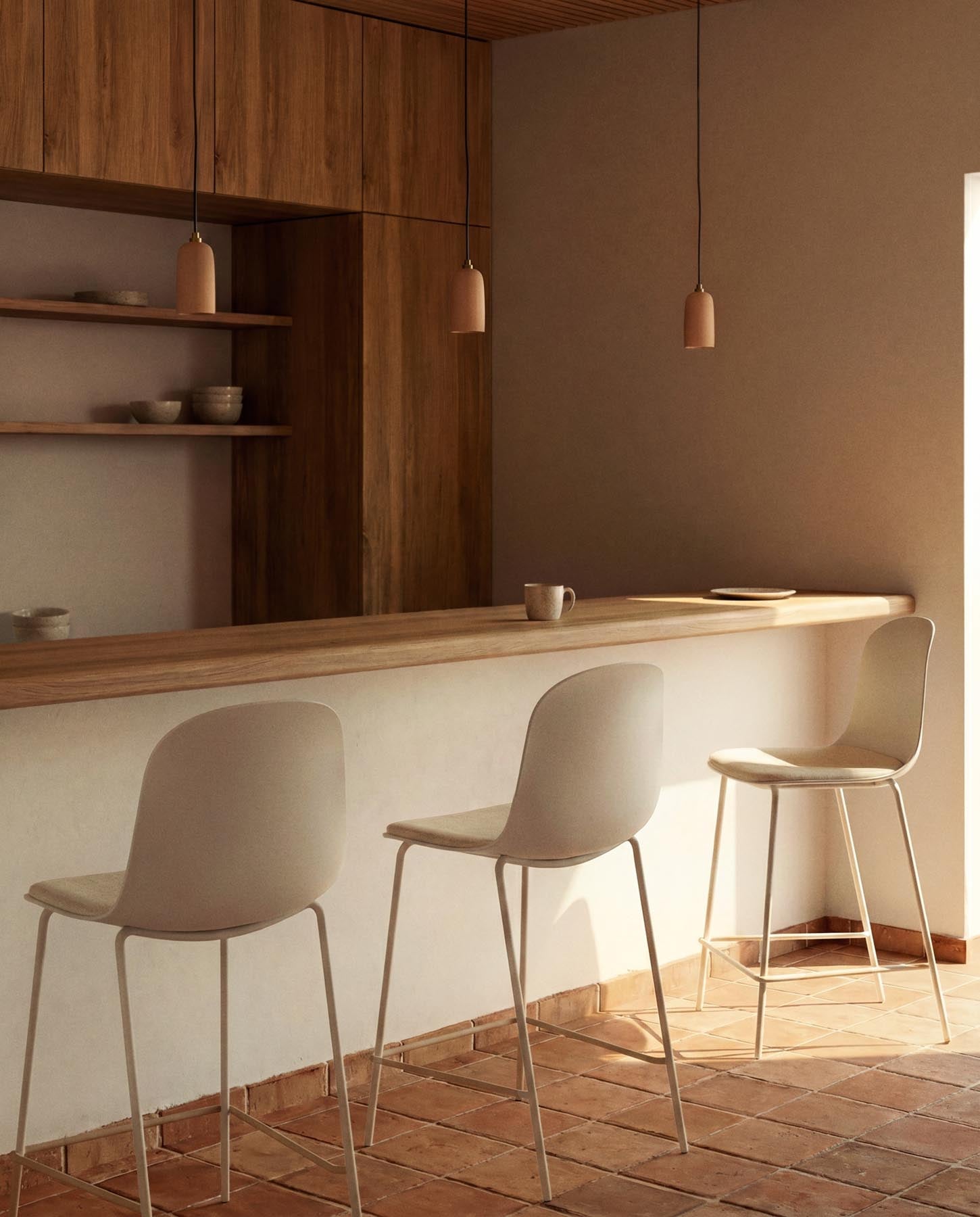 Hocker Debari mit Chenille-Kissen und Stahlbeinen mit beigem Finish, 65 cm in Beige präsentiert im Onlineshop von KAQTU Design AG. Barhocker ist von Kave Home