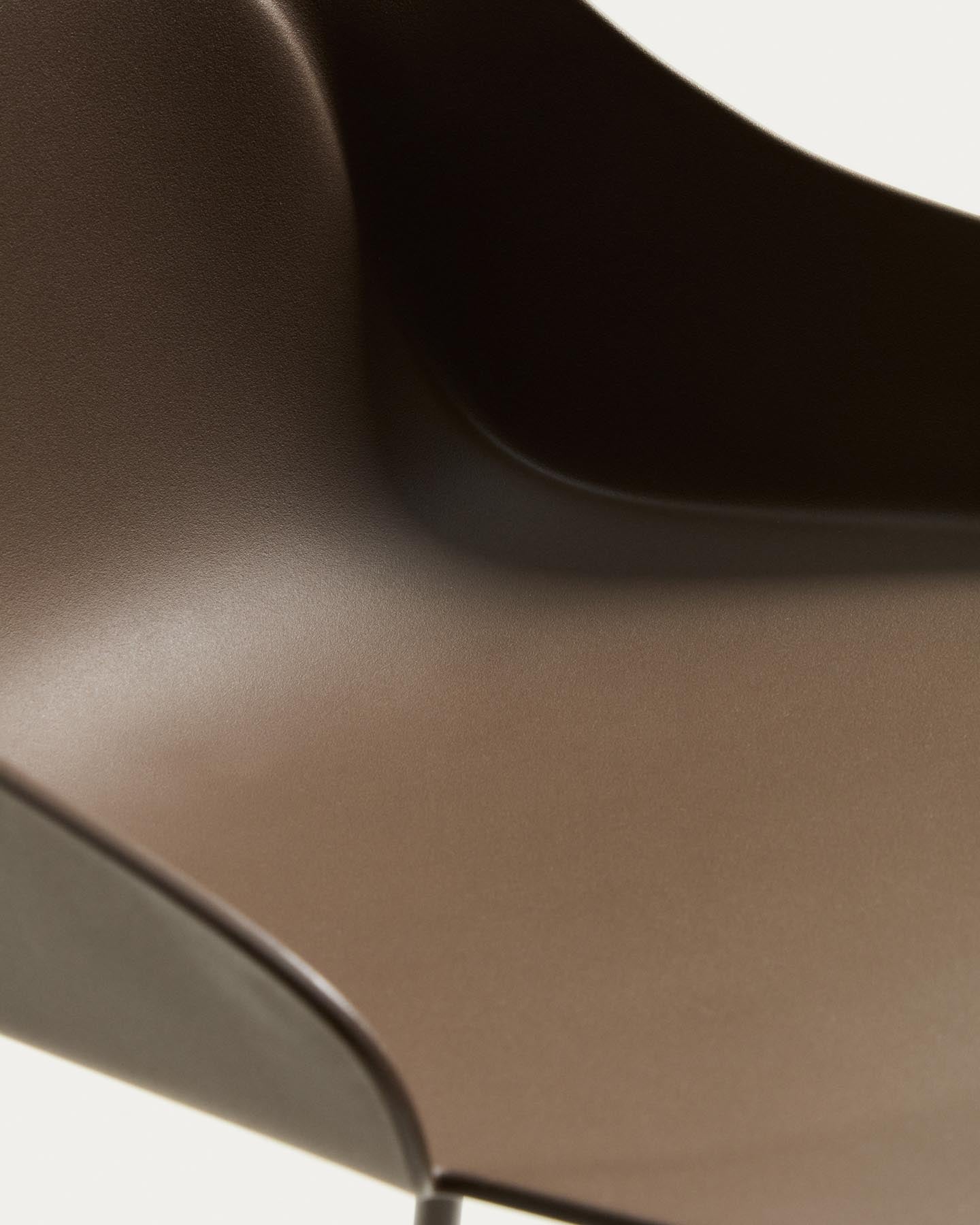 Hocker Sanile mit Stahlbeinen mit braunem Finish, 74 cm in Braun präsentiert im Onlineshop von KAQTU Design AG. Barhocker ist von Kave Home